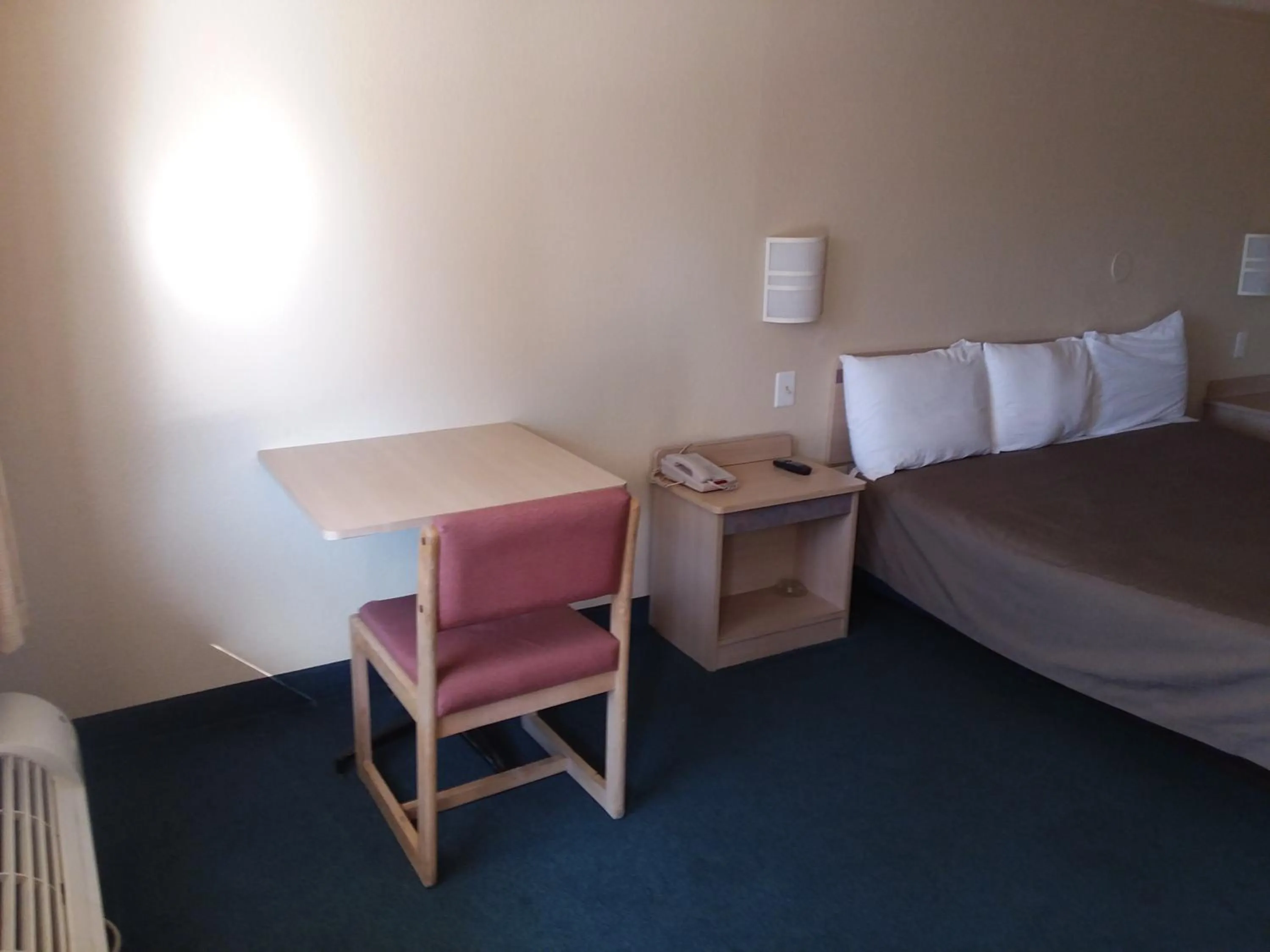 Queen Room in Knights Inn Burlington NC