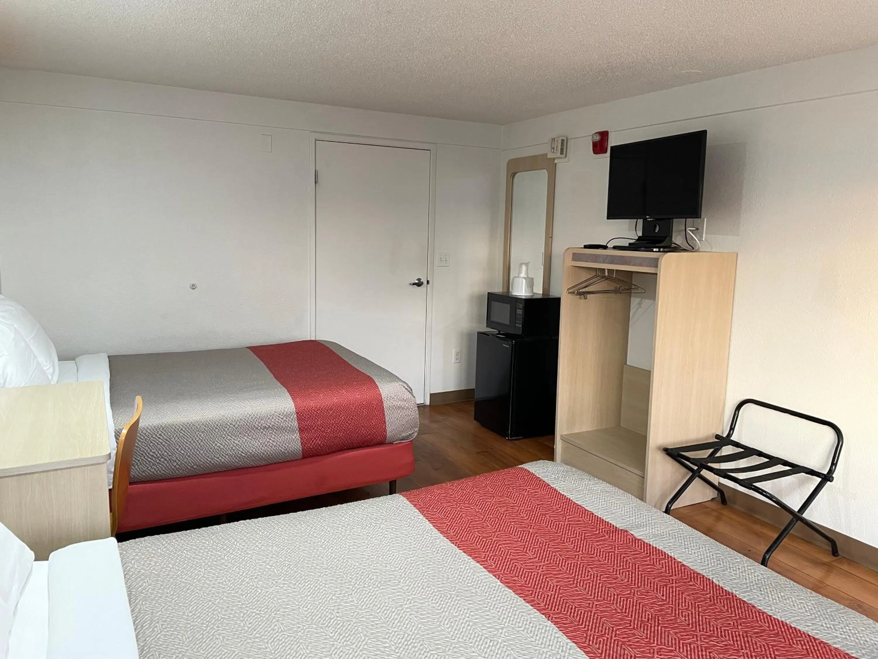 Queen Room with Two Queen Beds - Non-Smoking in Motel 6 Hagerstown MD