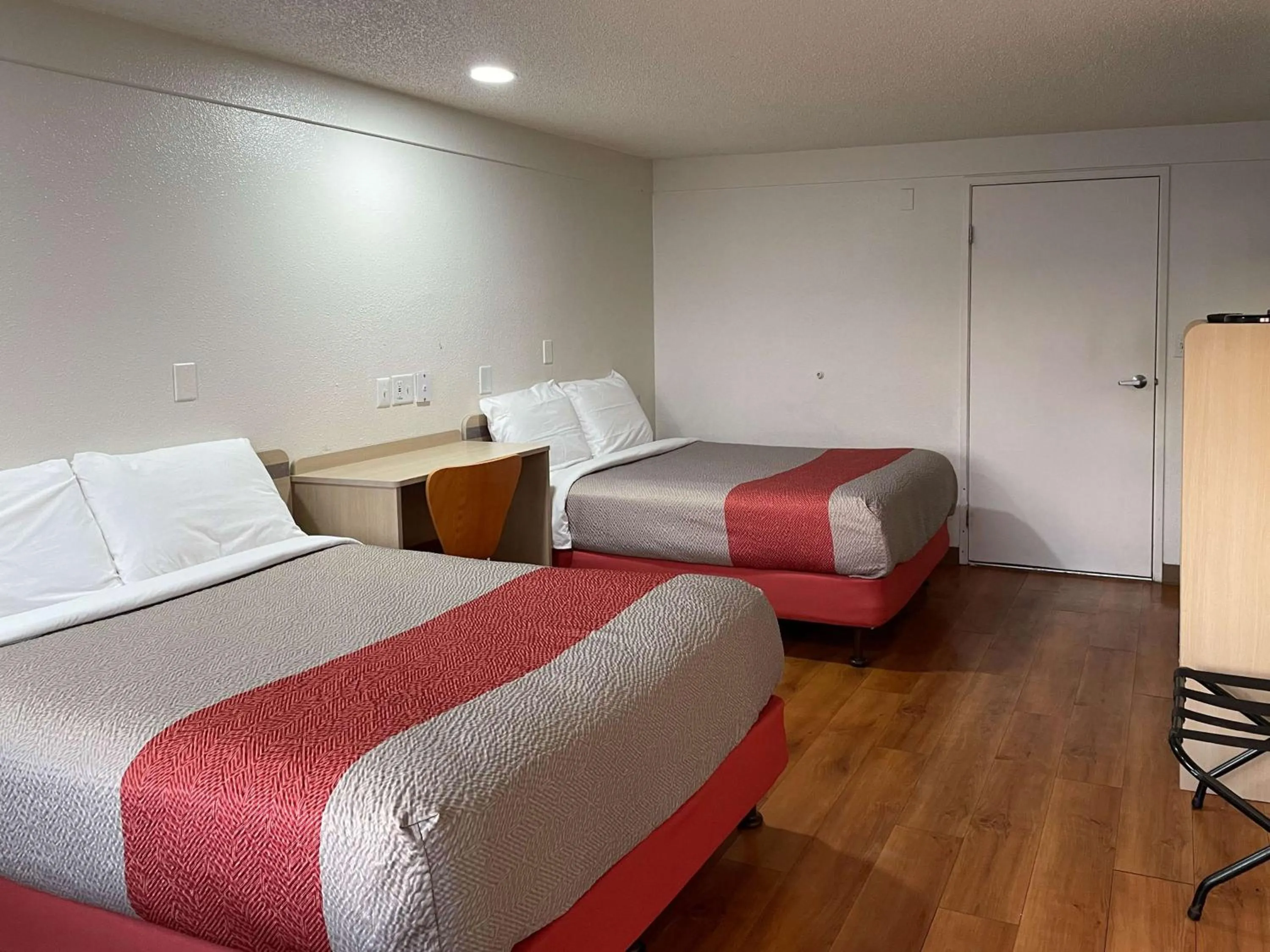 Deluxe Quadruple Room - Non-Smoking in Motel 6 Hagerstown MD