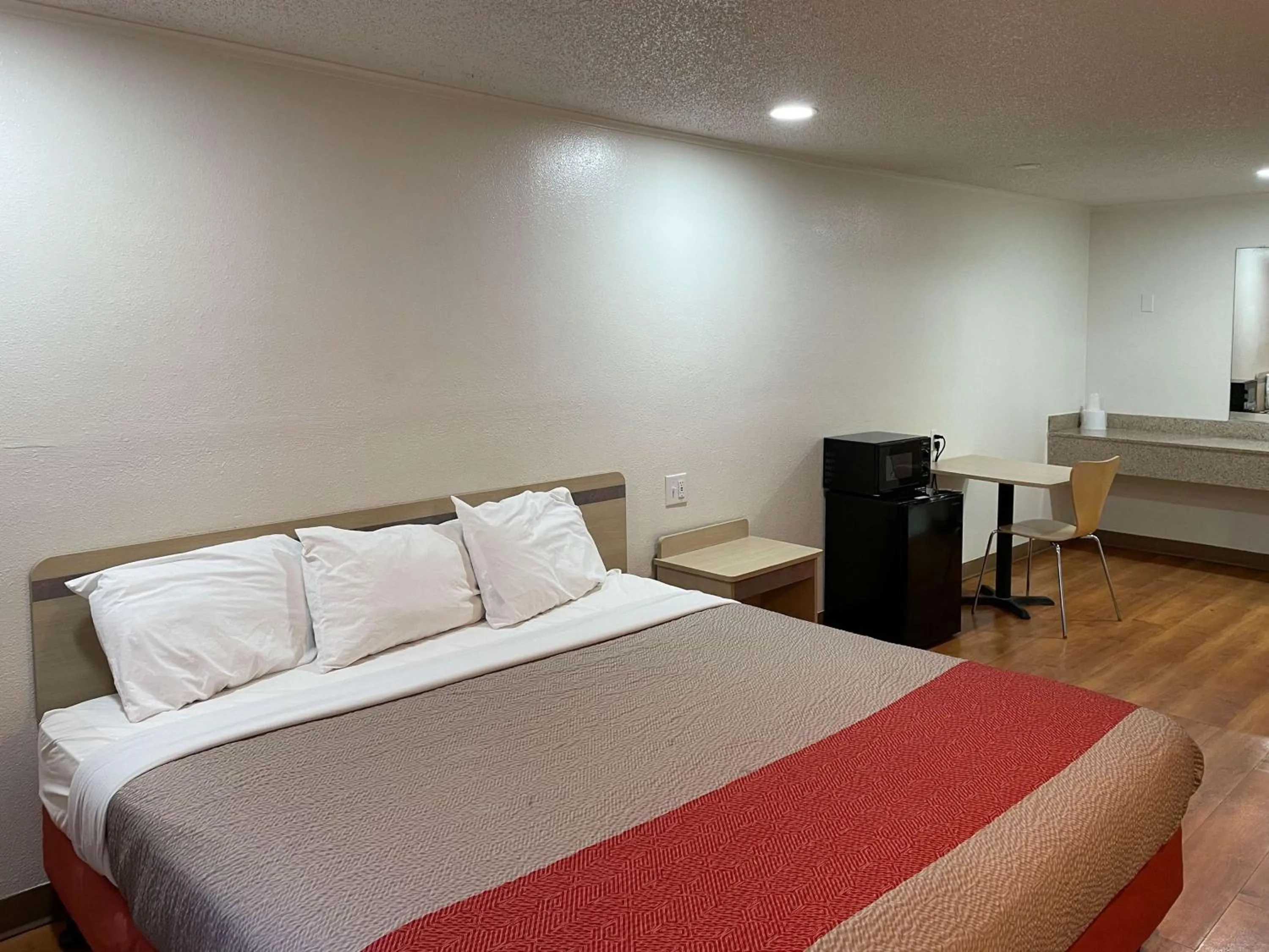 Deluxe King Room - Non-Smoking in Motel 6 Hagerstown MD