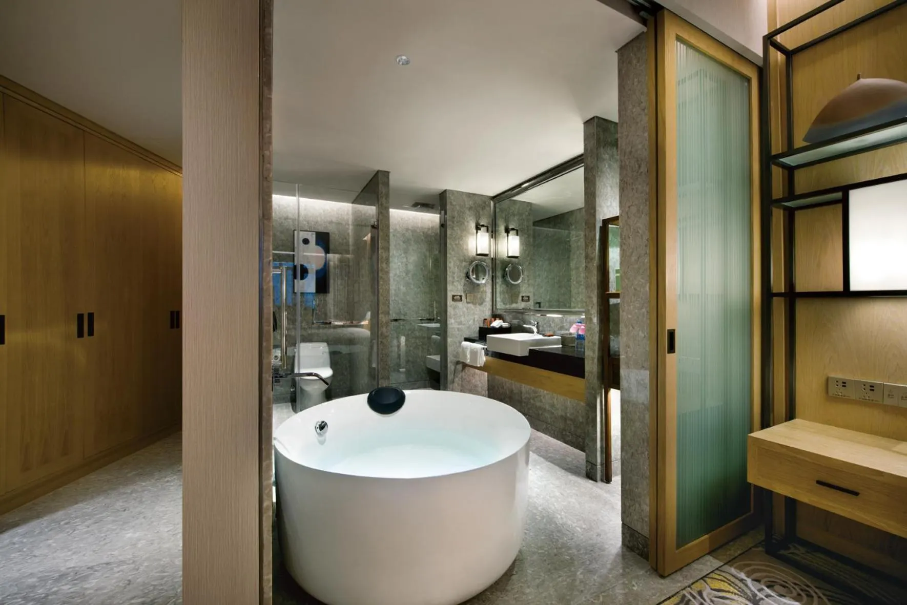 Standard Twin Room with Lounge Access in Crowne Plaza - Kunming Ancient Dian Town by IHG