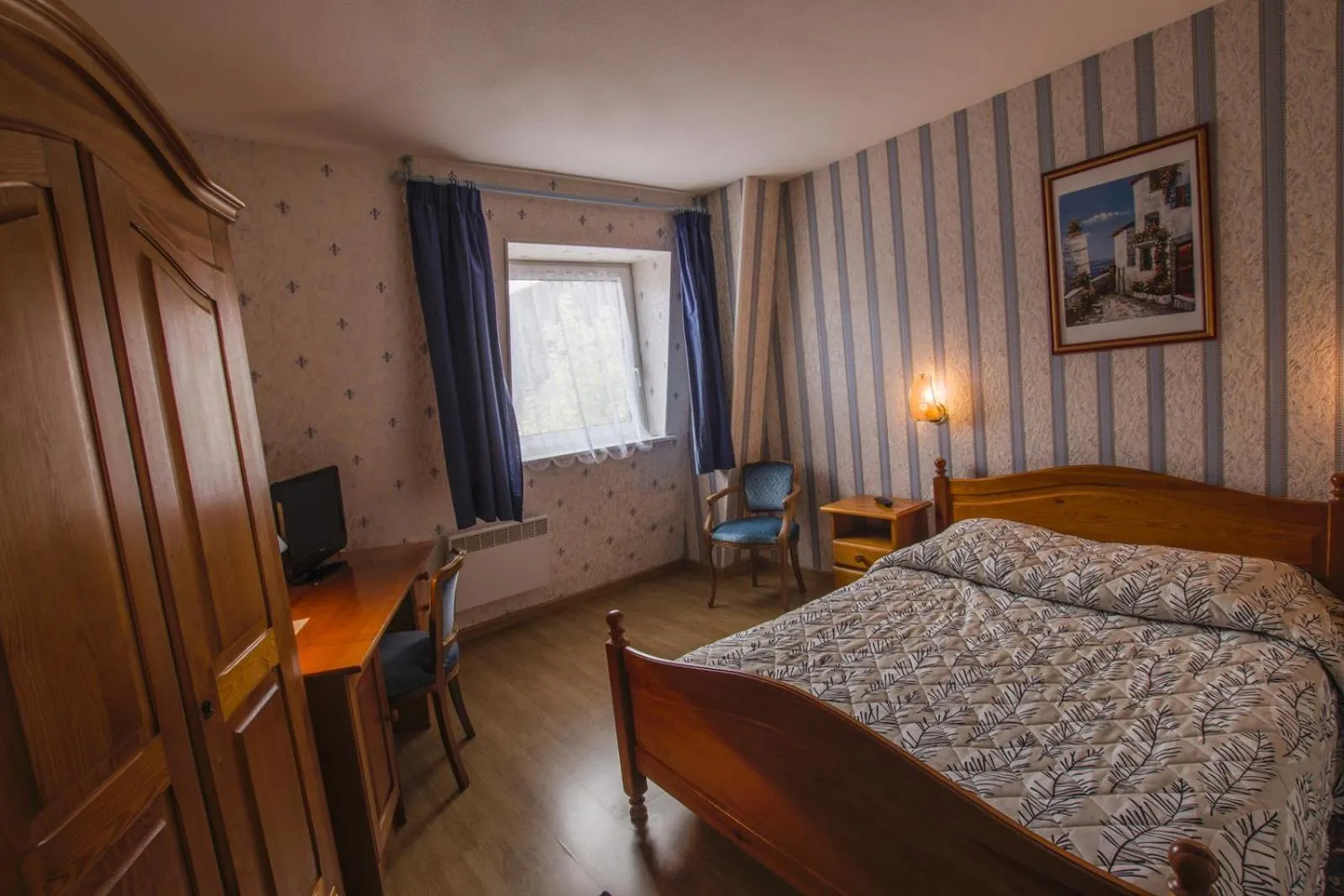 Double Room in Logis Hôtel Restaurant Hostellerie de l'Étoile