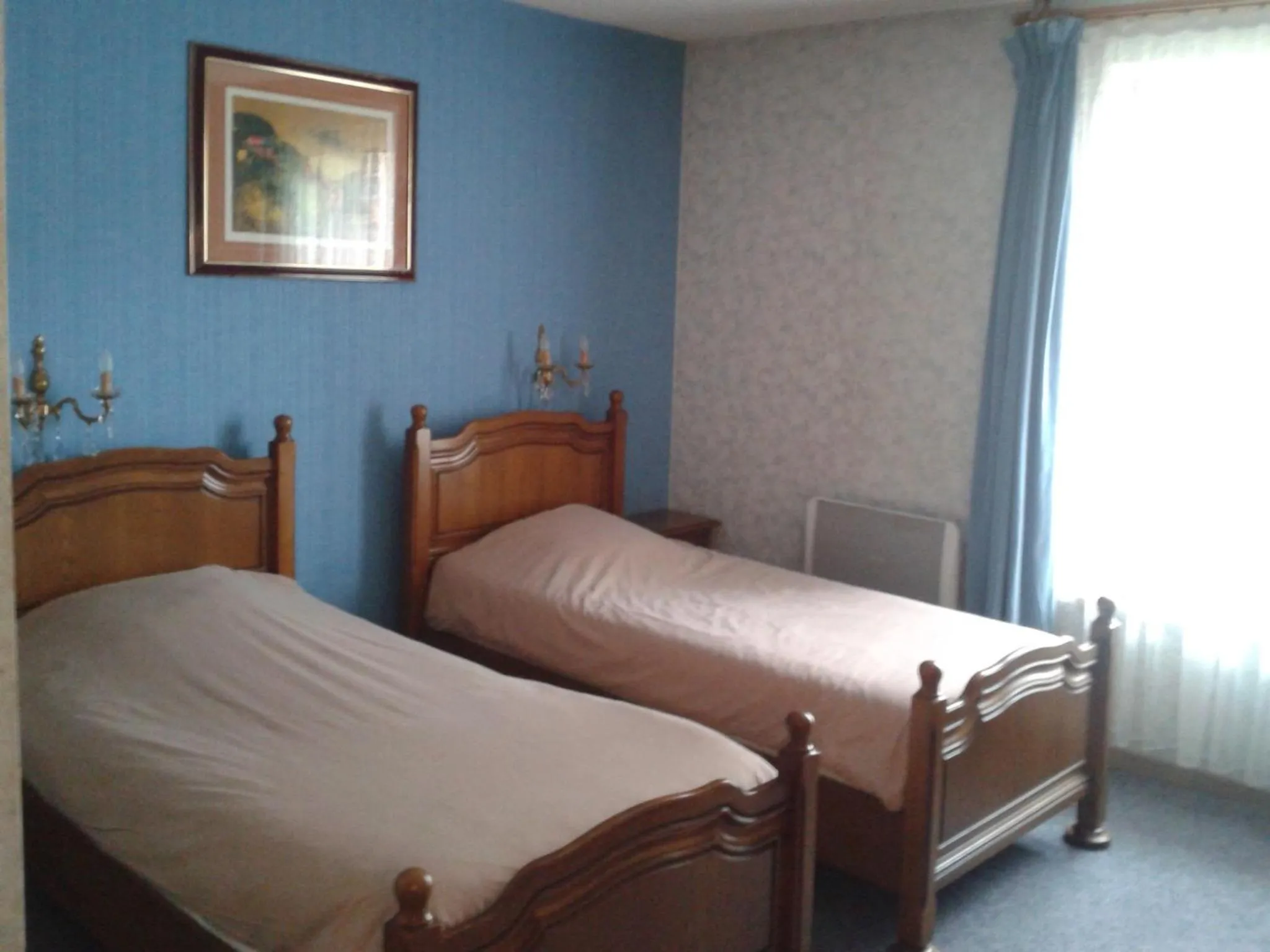 Twin Room in Logis Hôtel Restaurant Hostellerie de l'Étoile