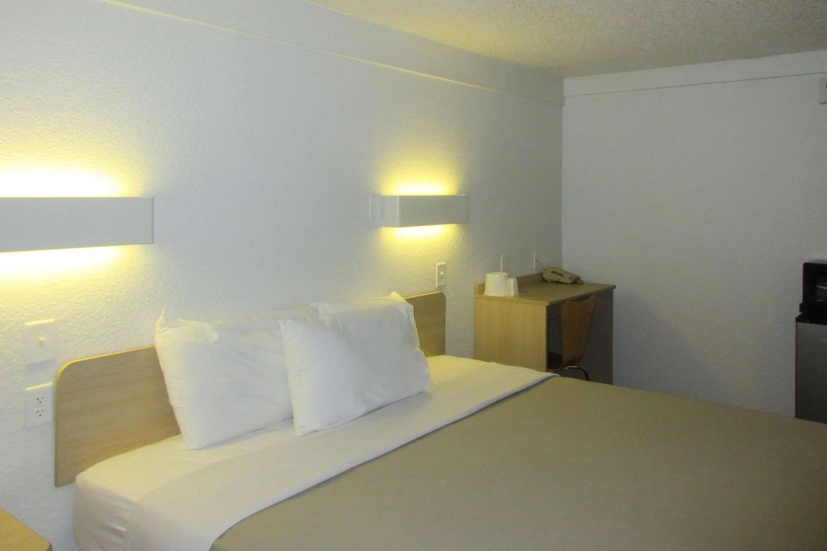 King Room - Accessible/Non-Smoking in Rodeway Inn