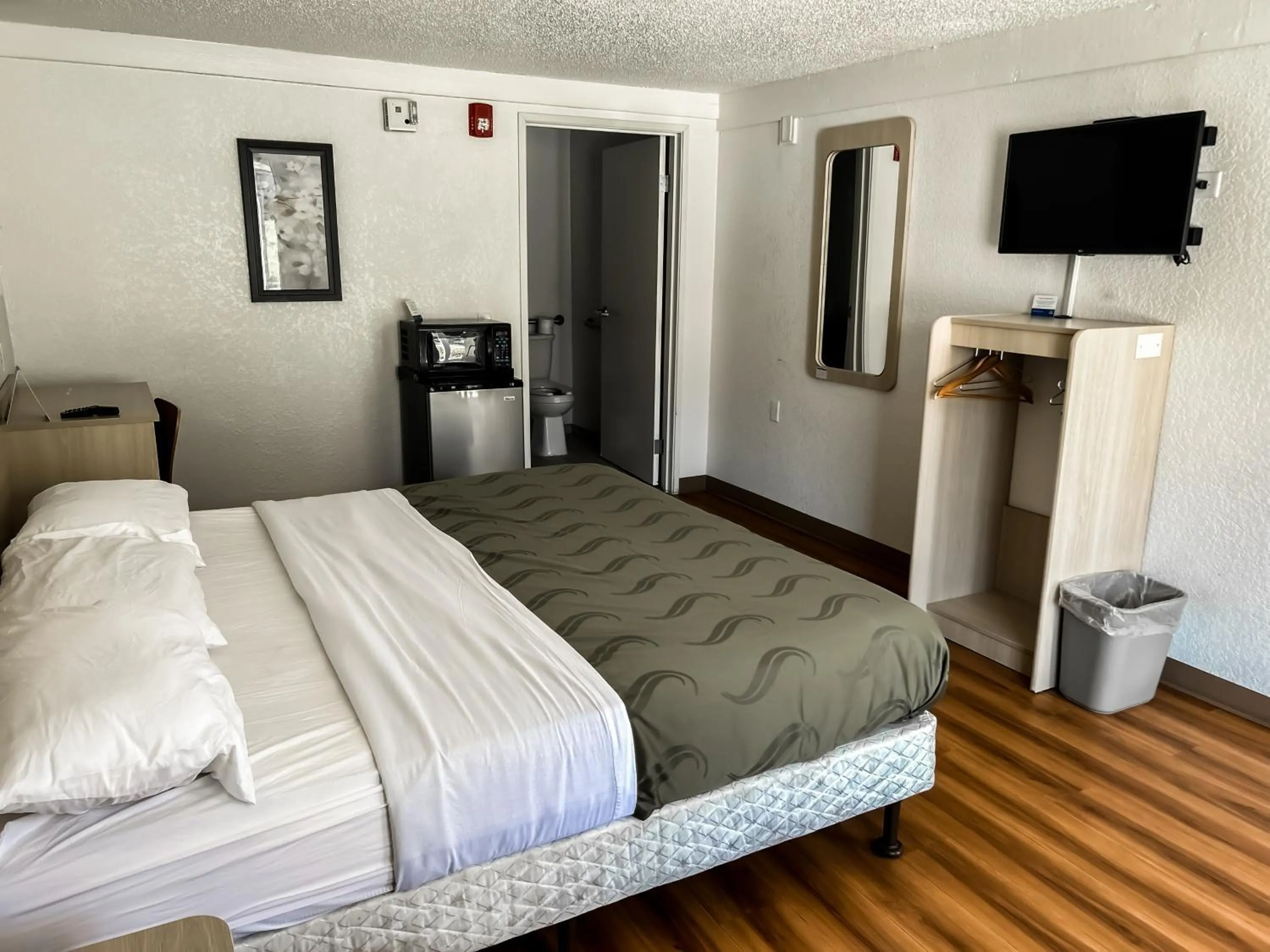 King Room - Non-Smoking in Rodeway Inn