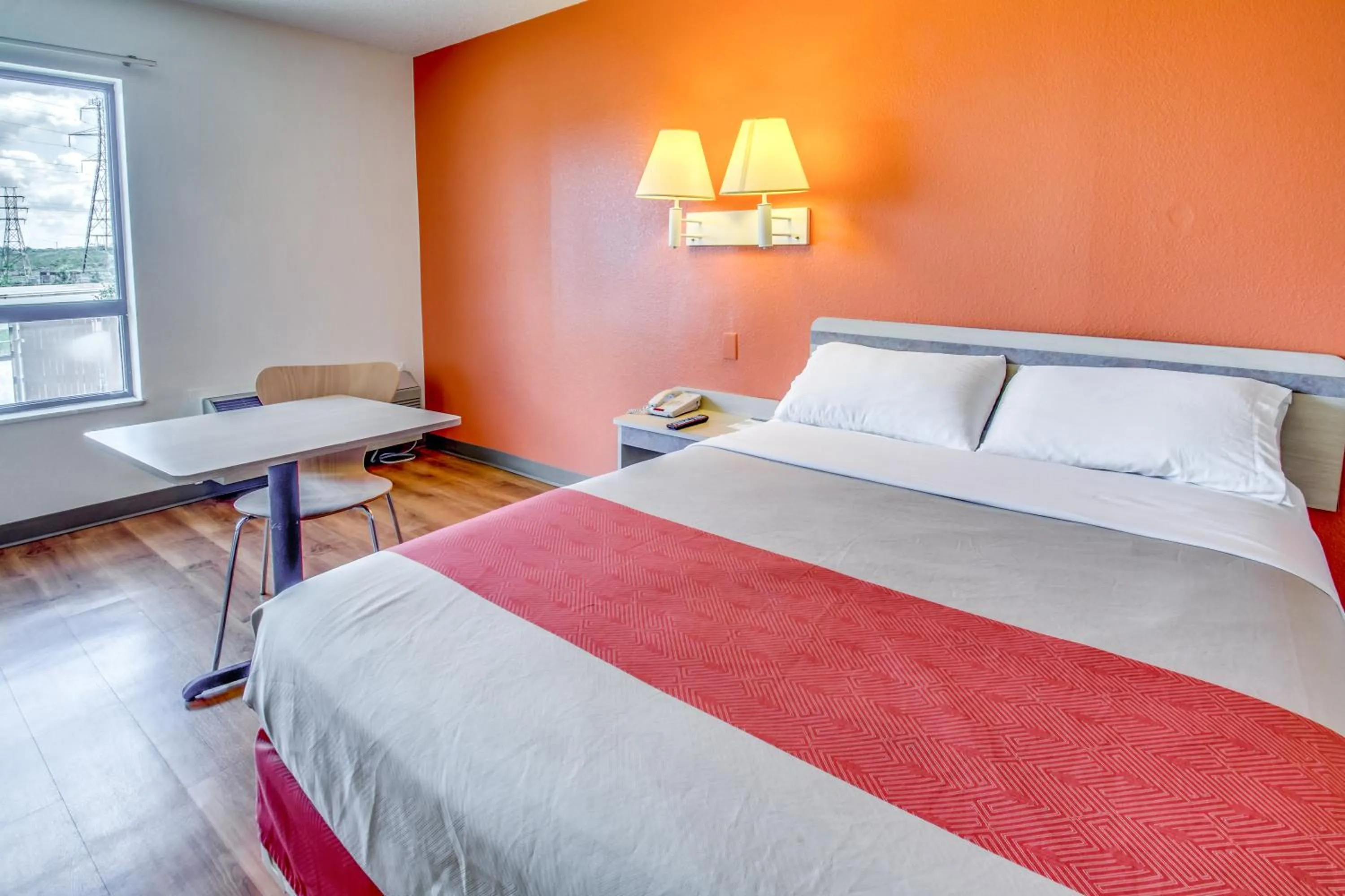 Deluxe Queen Room - Non-Smoking in Motel 6-Amherst, NY - Buffalo