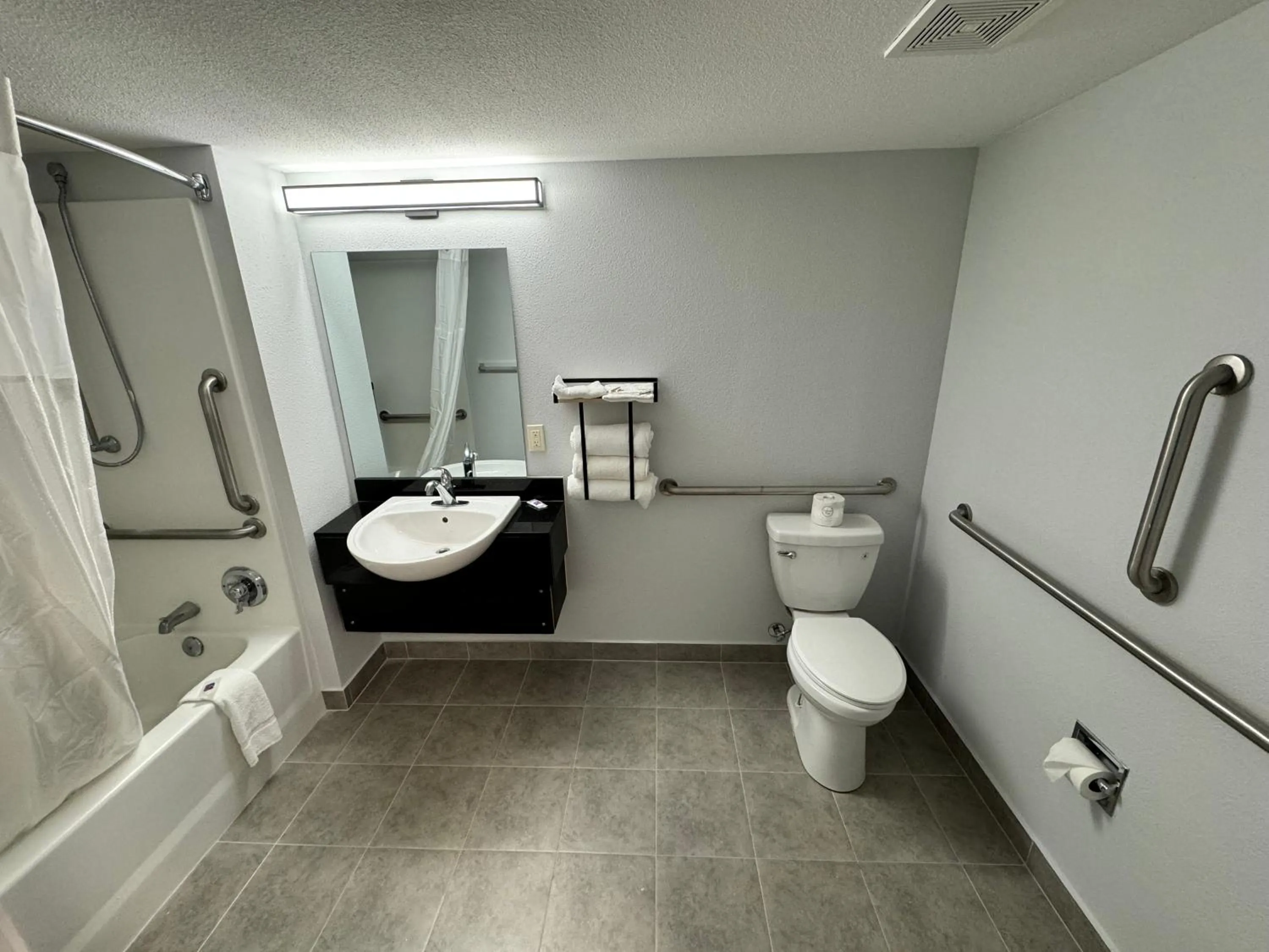 Queen Room - Non-Smoking in Motel 6 East Syracuse, NY - Airport