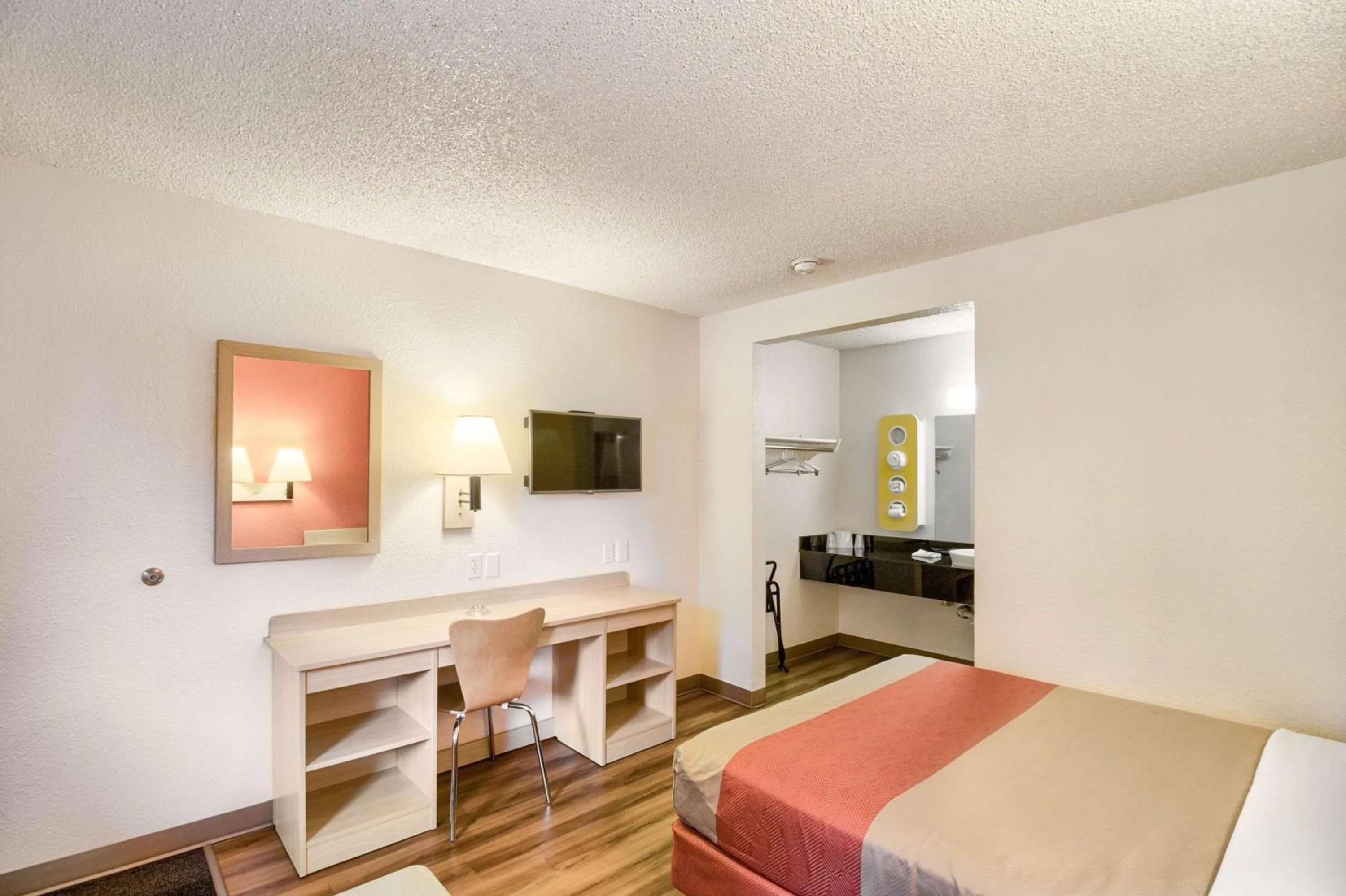 Queen Room in Motel 6-Everett, WA - South