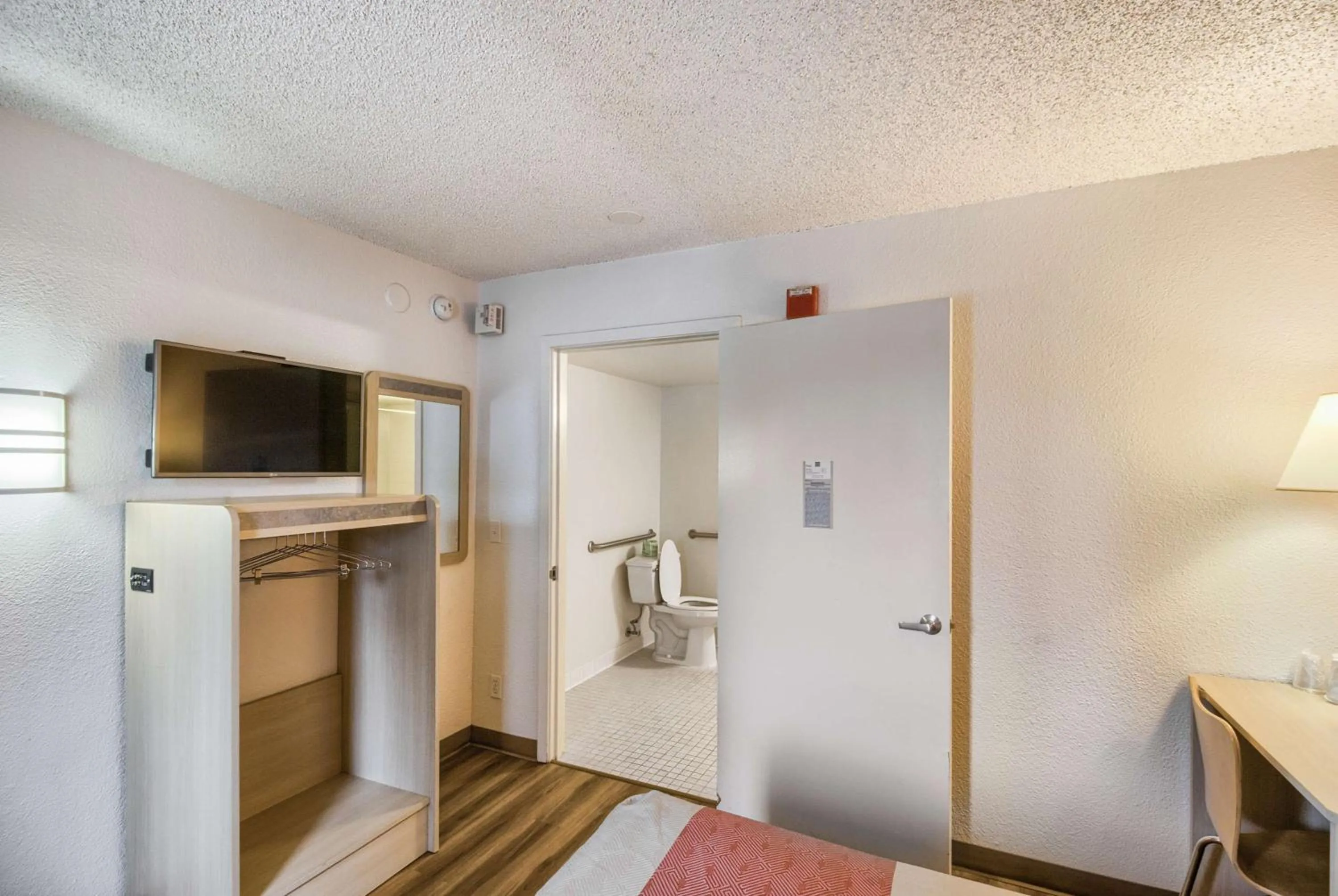 Double Room - Disability Access - Roll In Shower in Motel 6-Everett, WA - South