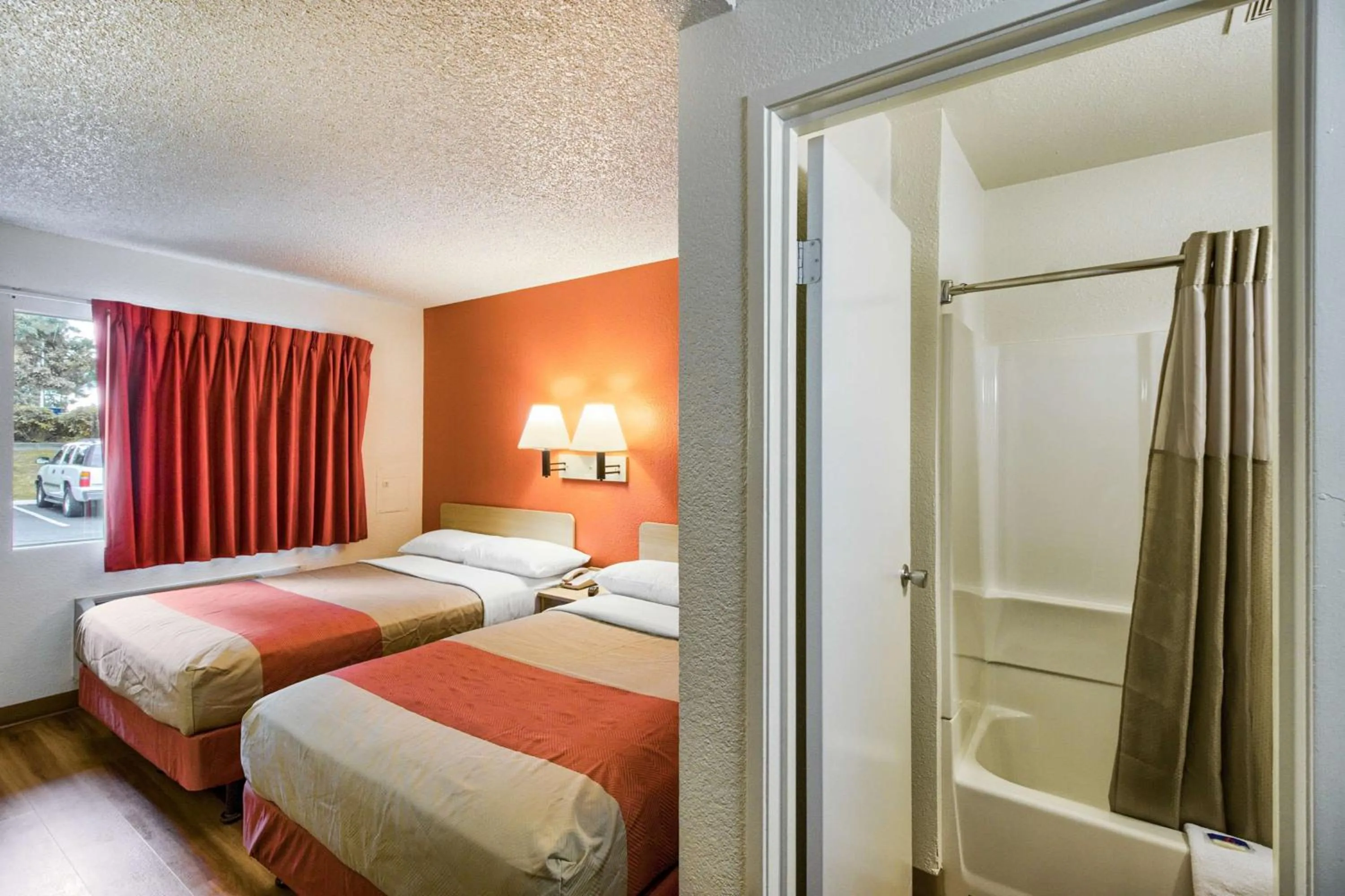 Deluxe Quadruple Room in Motel 6-Everett, WA - South