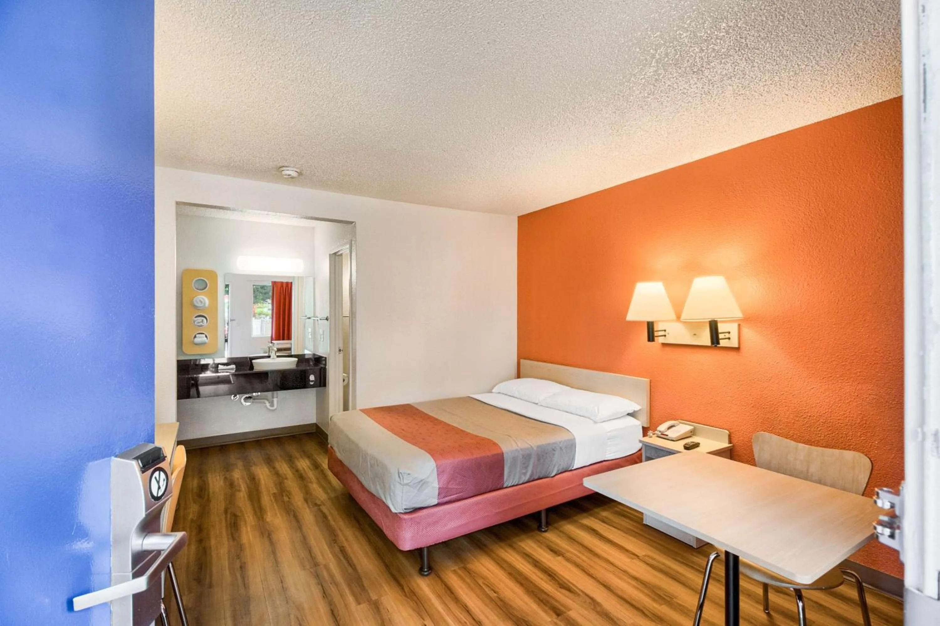 Deluxe Queen Room in Motel 6-Everett, WA - South