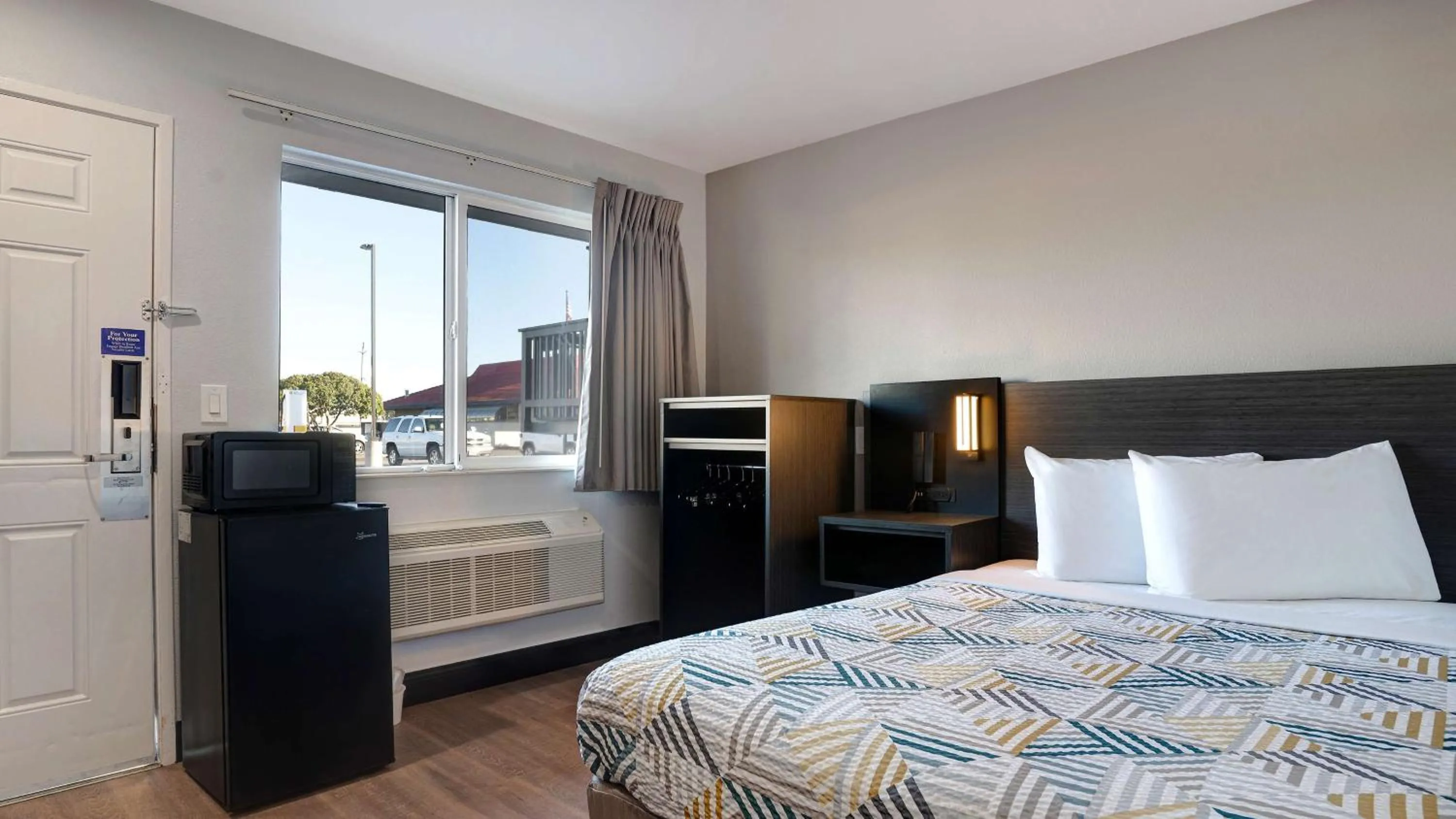 Deluxe Queen Room - Non-Smoking in Motel 6-Eureka, CA Redwood Coast