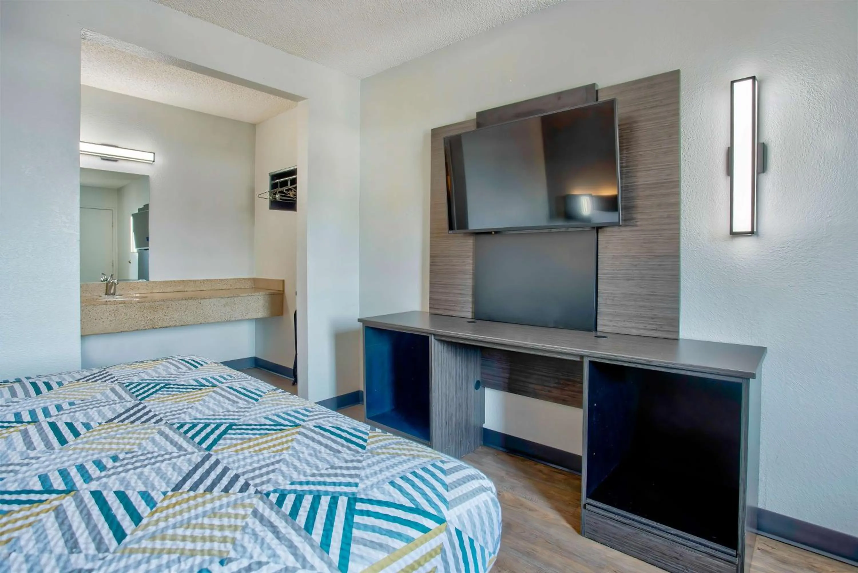 Queen Room - single occupancy - Non-Smoking in Motel 6-Salem, OR