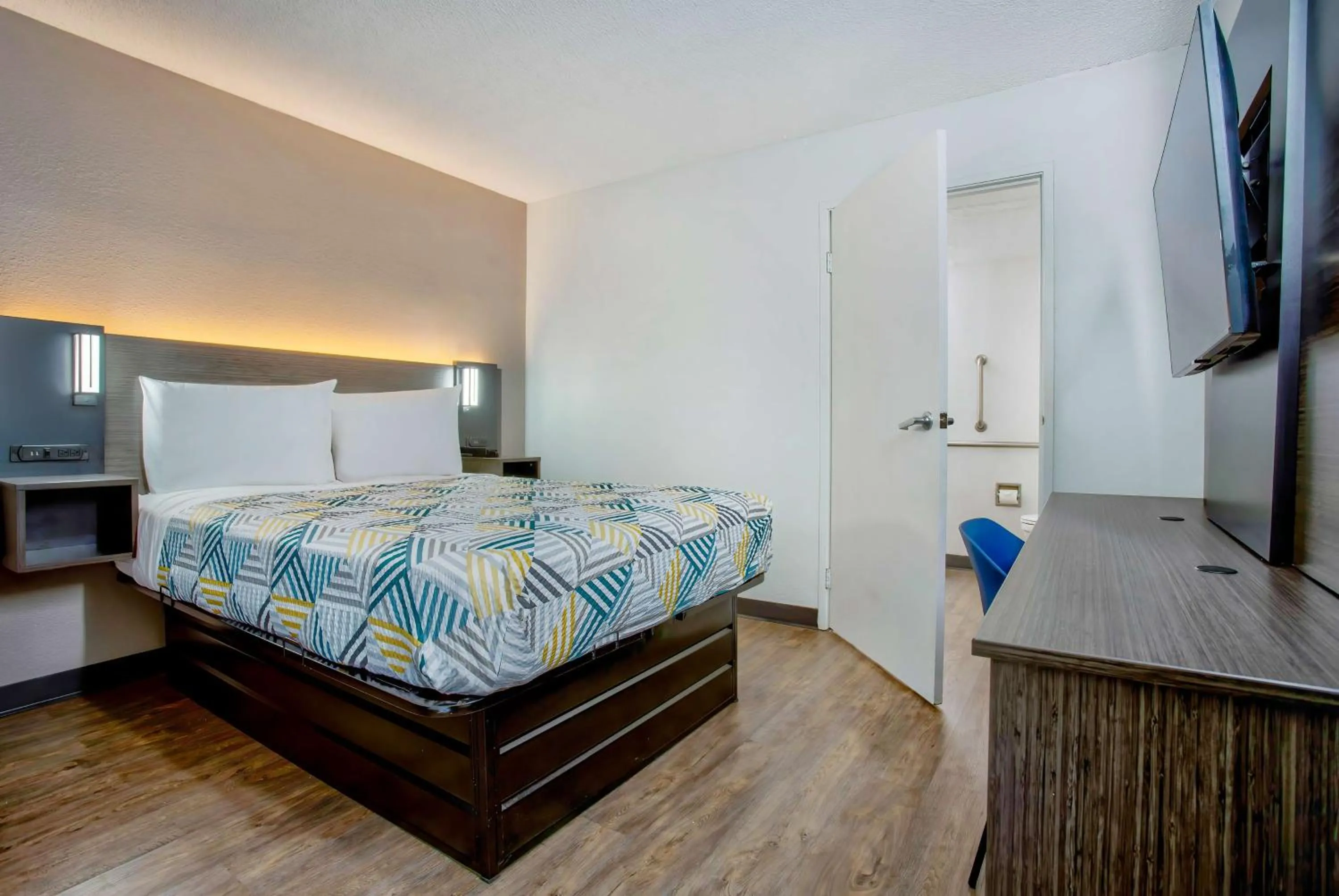 Queen Room - single occupancy - Disability Access - Non-Smoking in Motel 6-Salem, OR