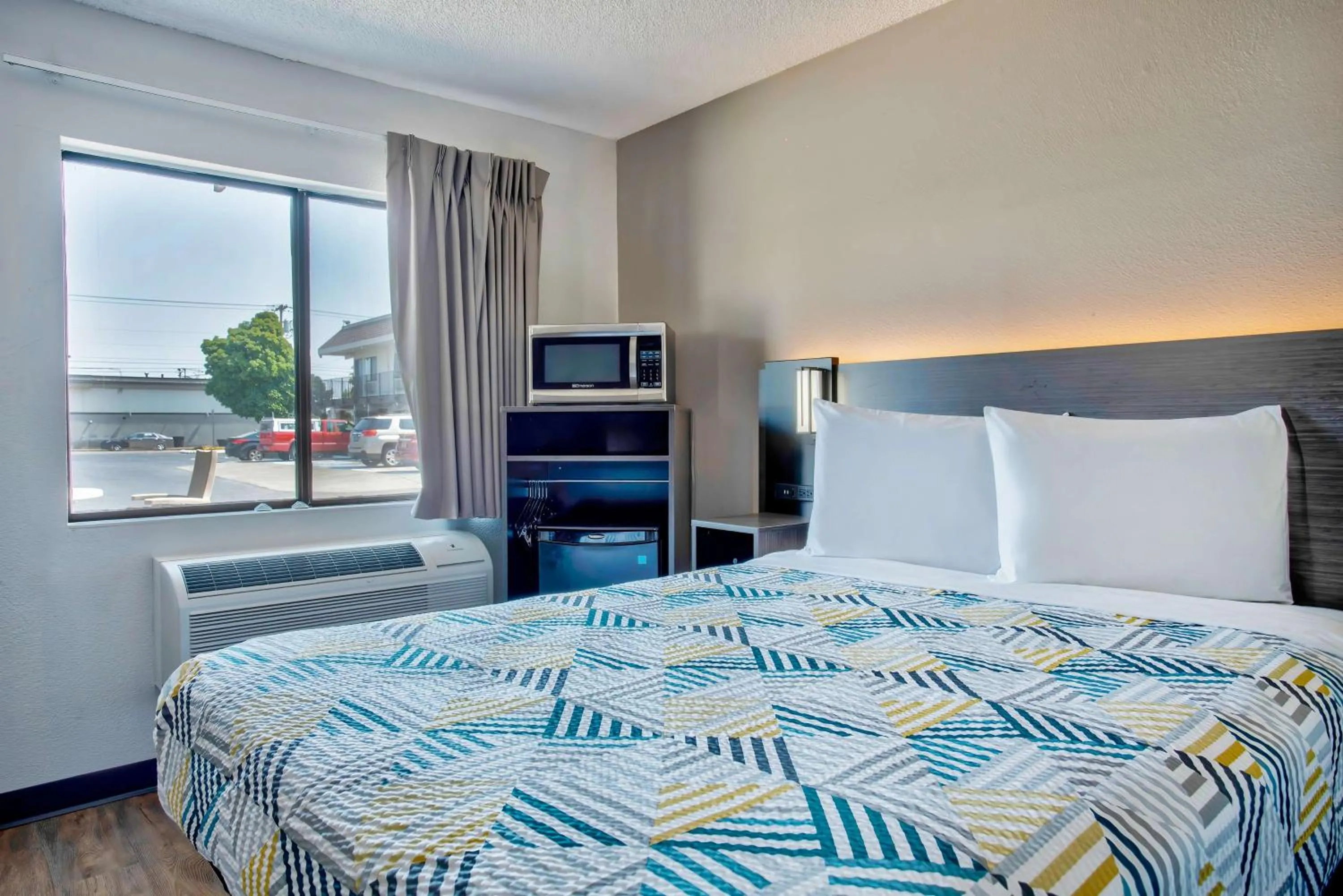 Double Room - single occupancy - Disability Access - Non-Smoking in Motel 6-Salem, OR