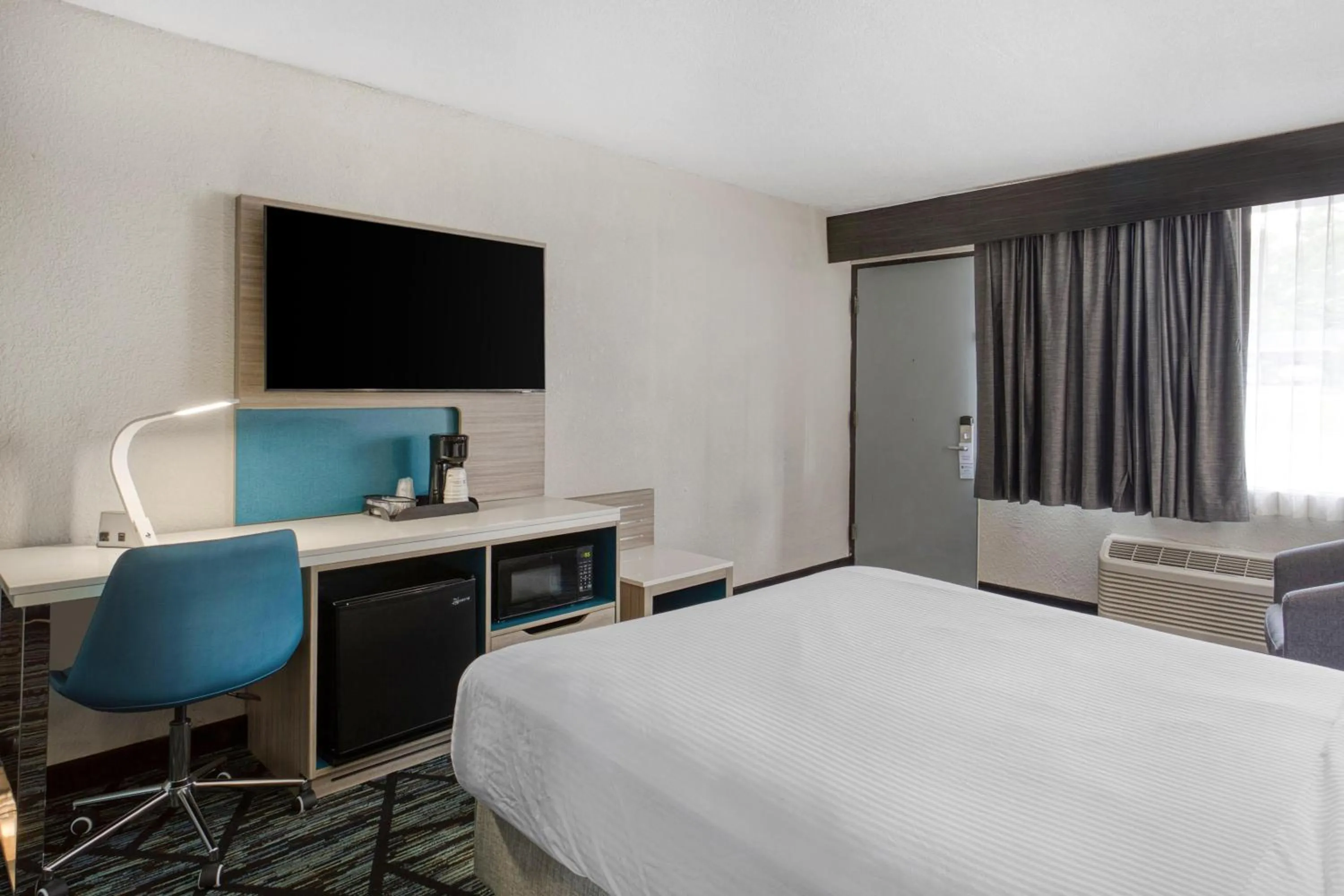 Queen Room - Disability Access in Best Western Executive Inn