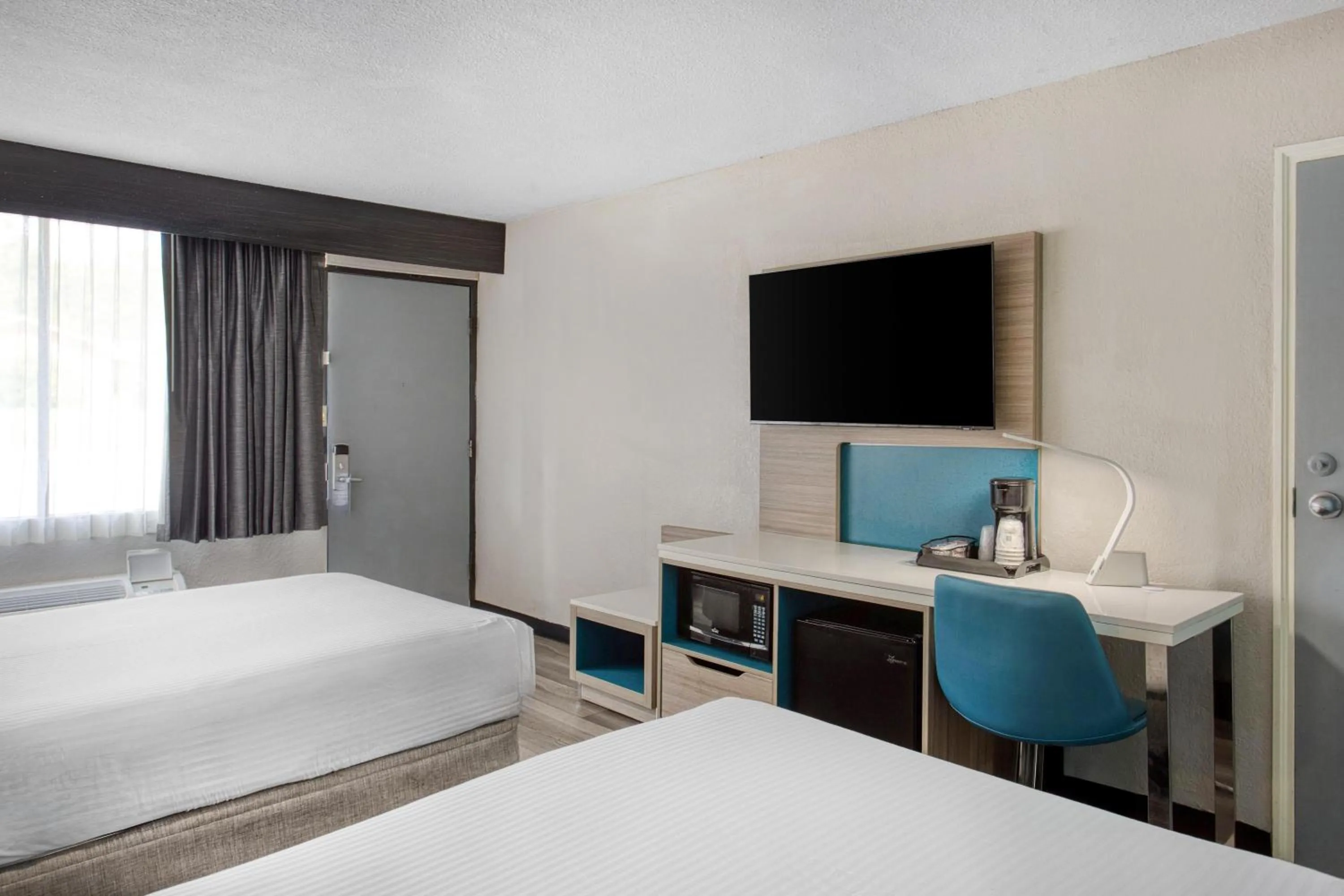 Double Room with Two Double Beds - Smoking in Best Western Executive Inn