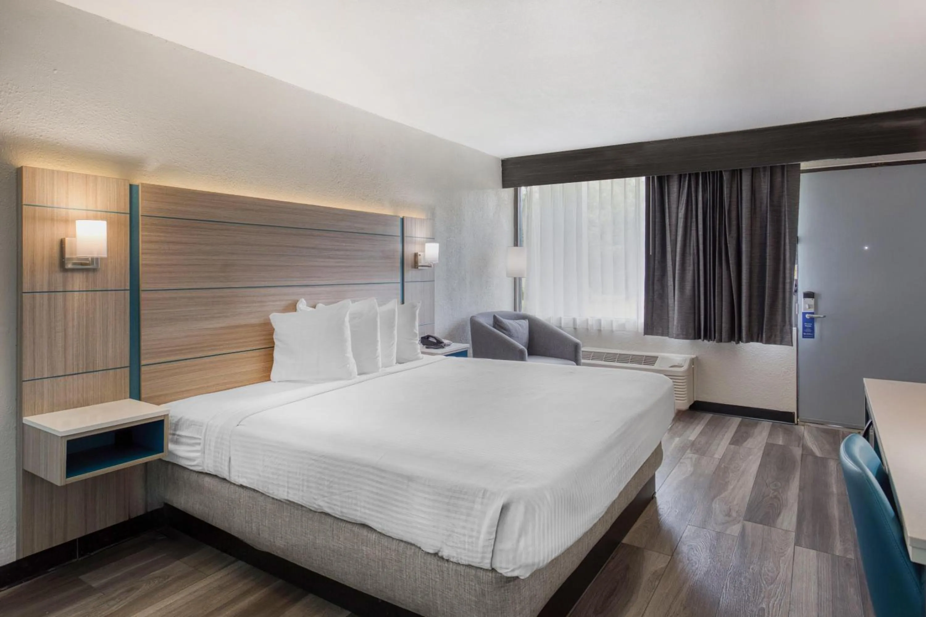 King Room with Whirlpool - Non-Smoking in Best Western Executive Inn