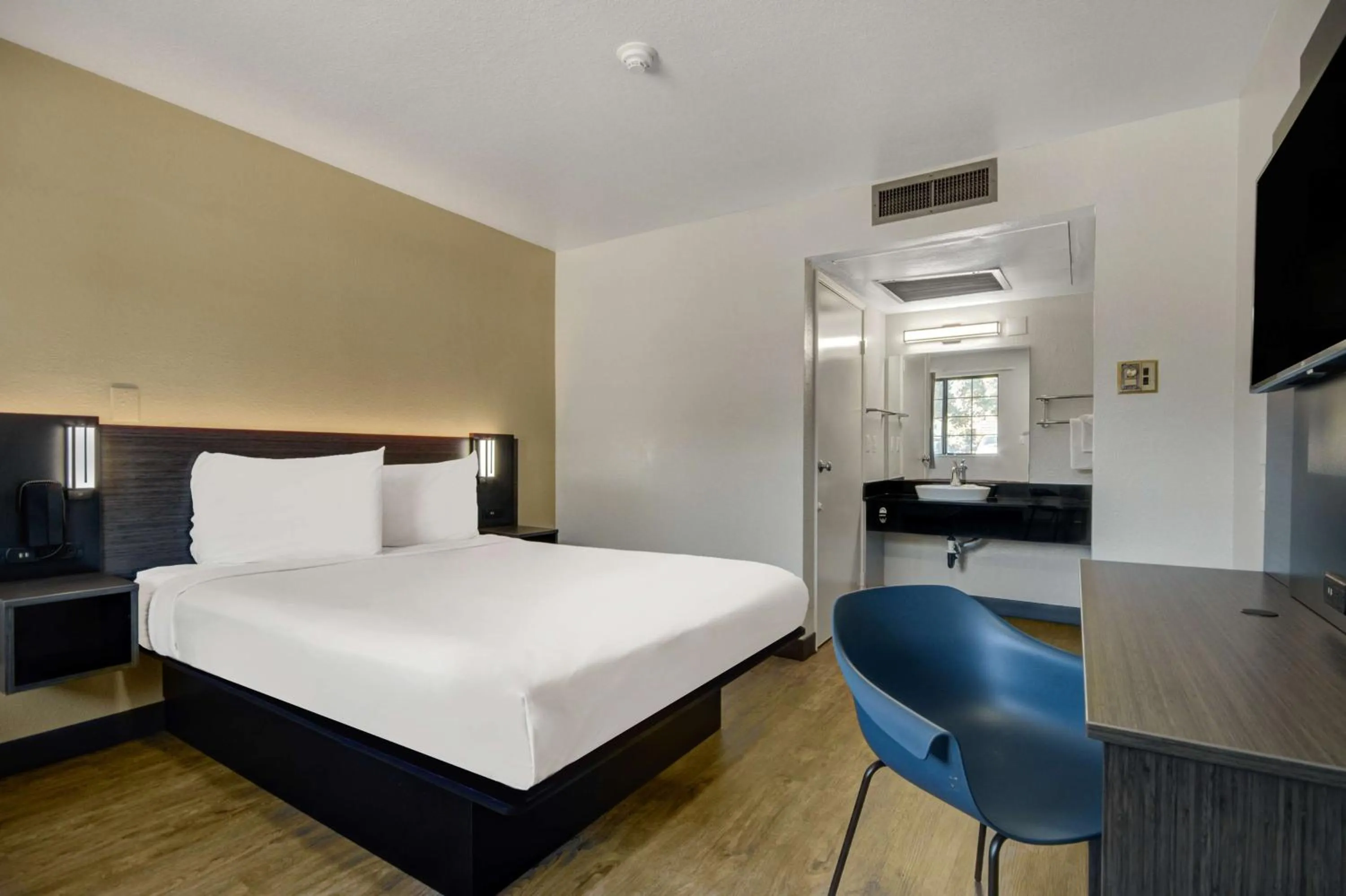 Queen Room - single occupancy in Motel 6-Lompoc, CA