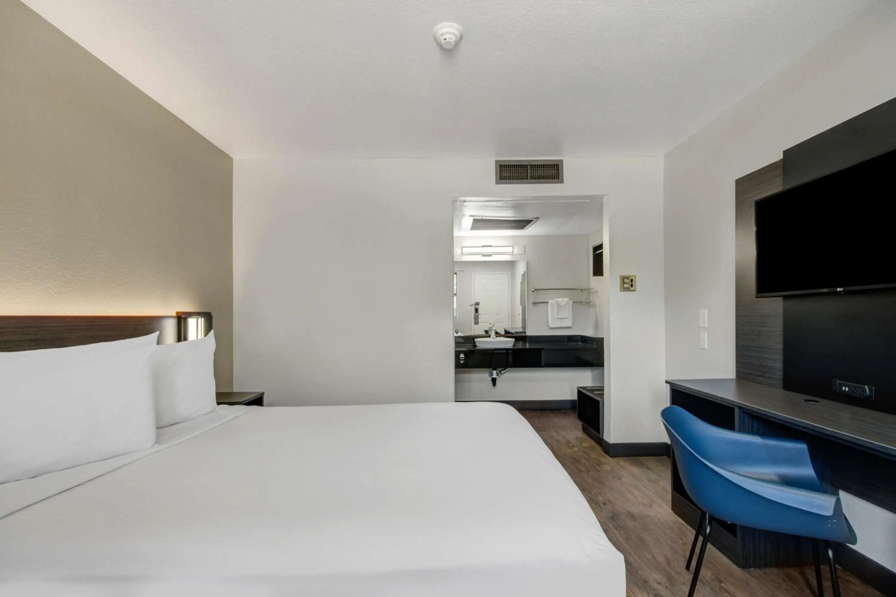 Deluxe Queen Room - single occupancy in Motel 6-Lompoc, CA