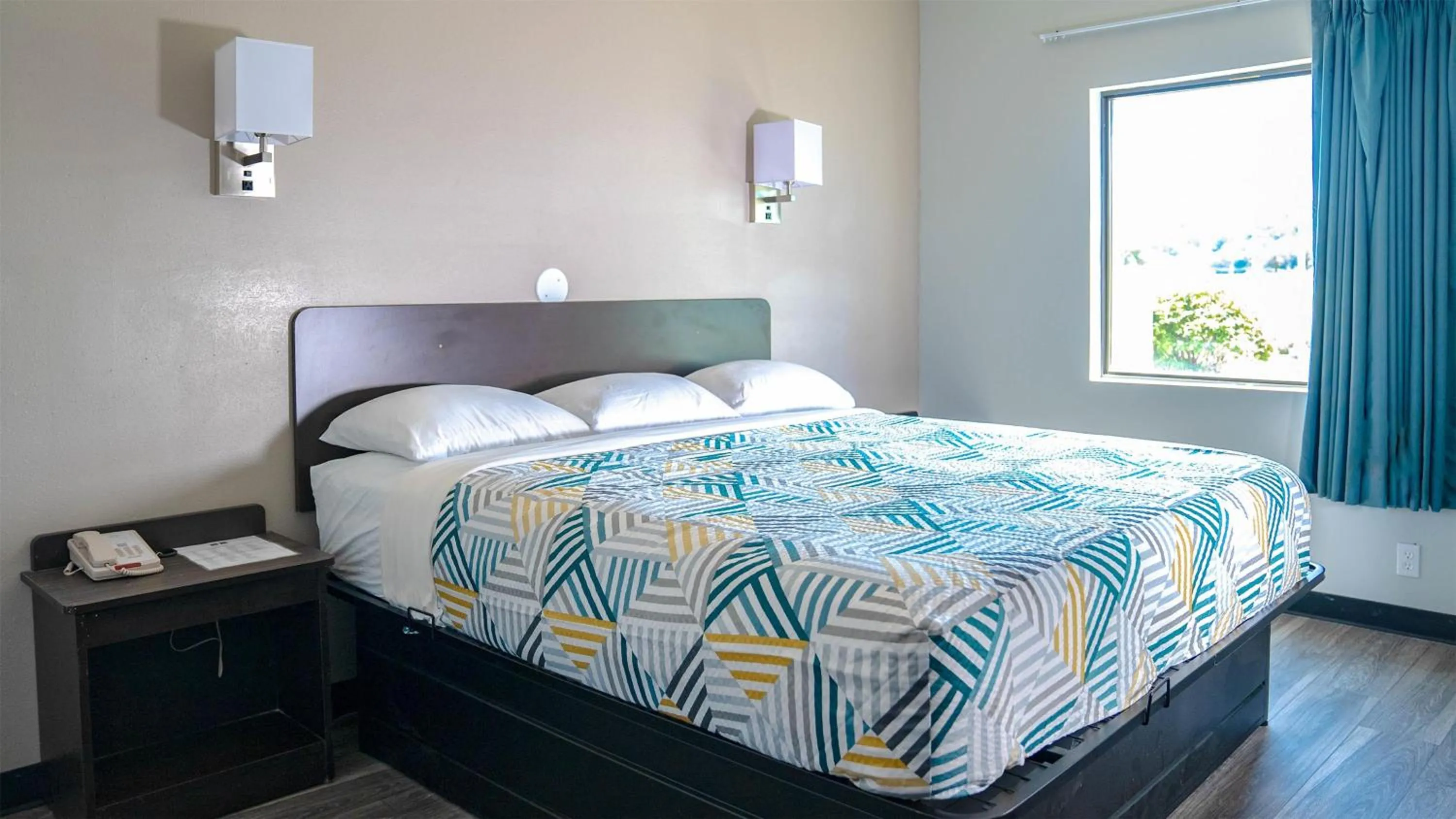 Deluxe King Room - single occupancy - Non-Smoking in Motel 6-Caseyville, IL - Caseyville Il