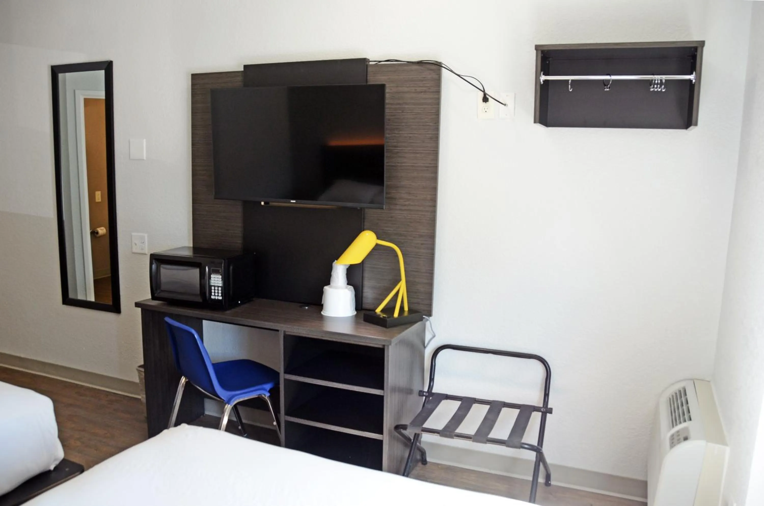 Queen Room - single occupancy in Motel 6-West Des Moines, IA