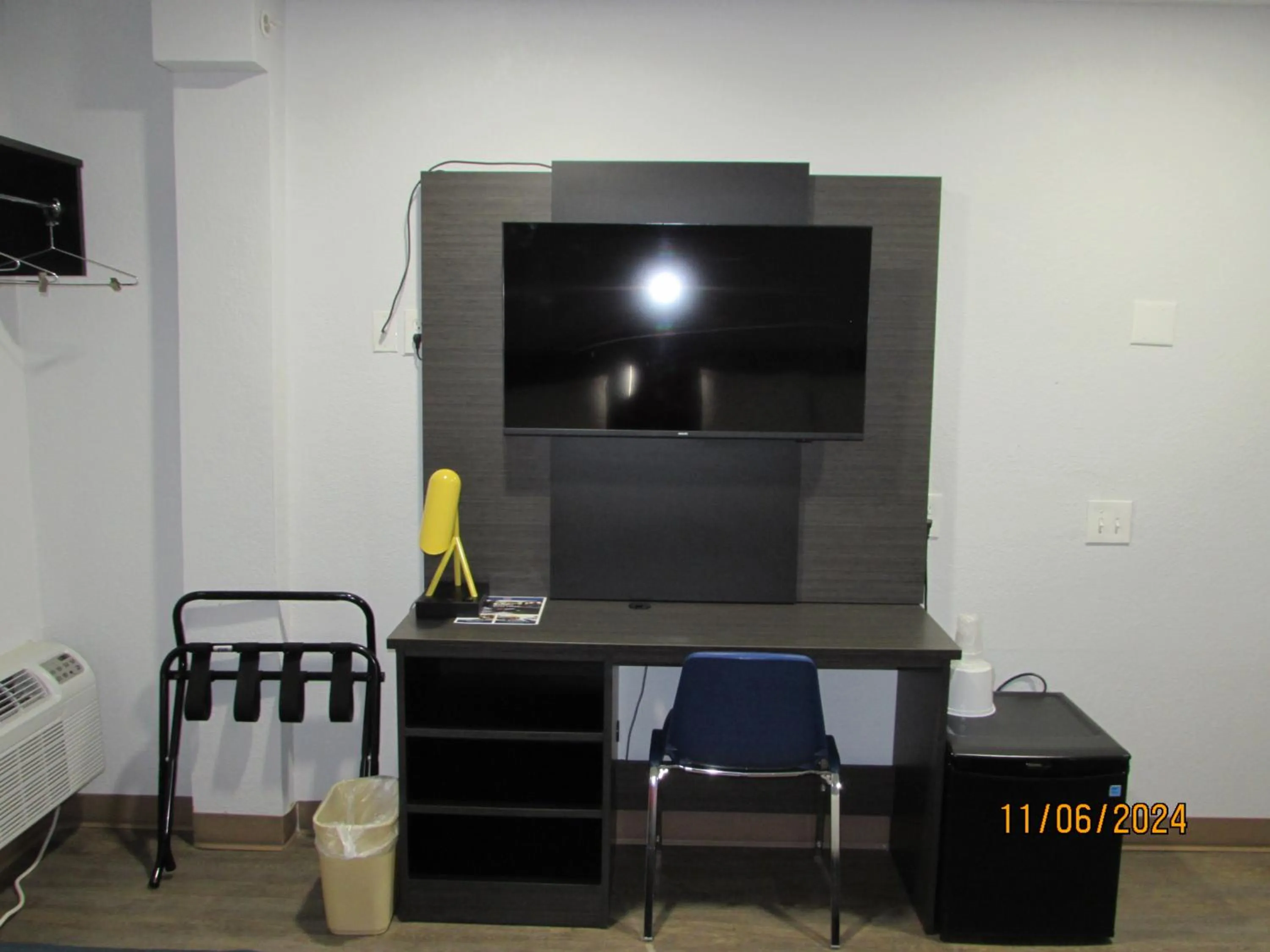 Quadruple Room - single occupancy - Disability Access in Motel 6-West Des Moines, IA