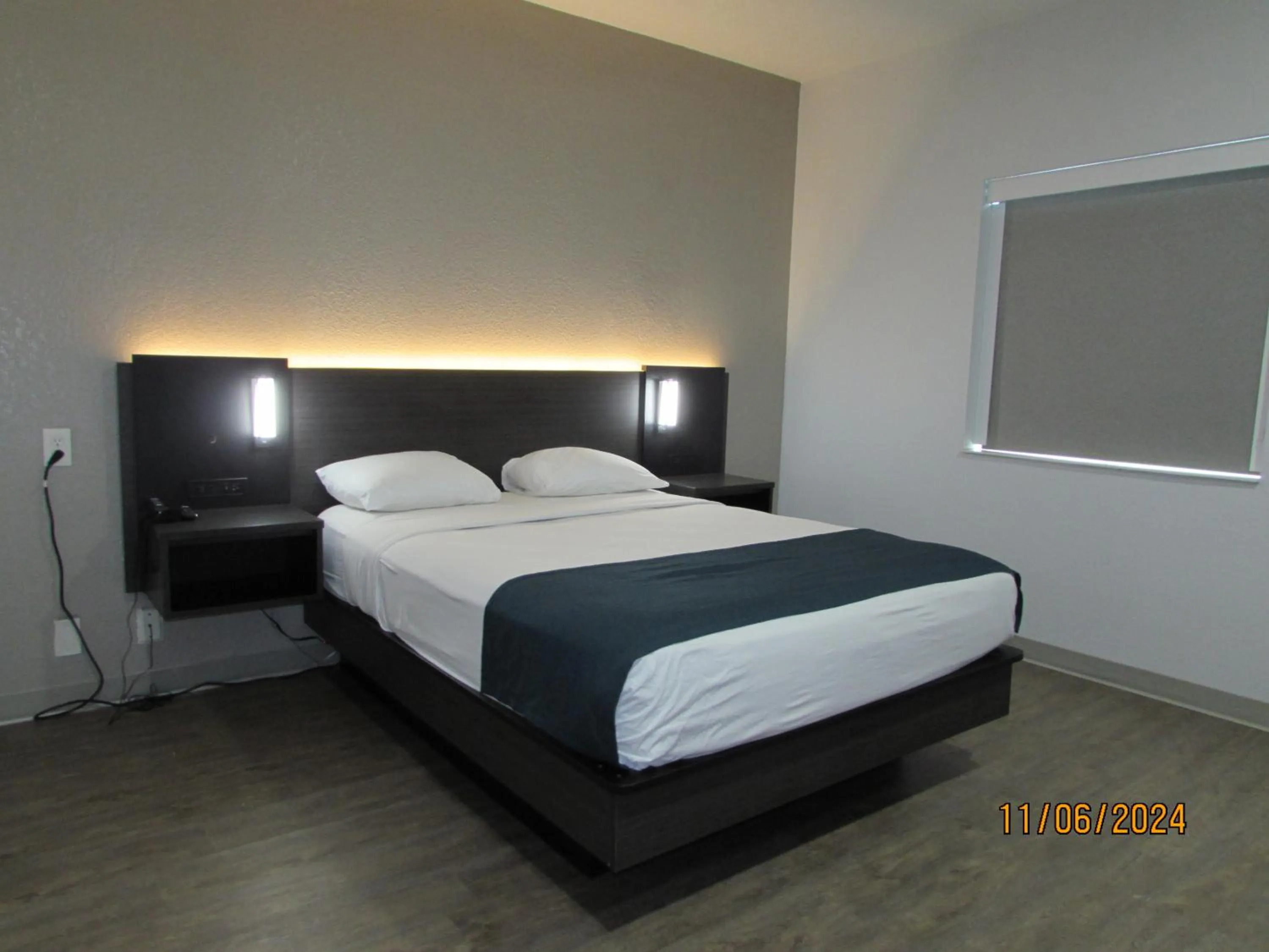 Deluxe Queen Room - single occupancy in Motel 6-West Des Moines, IA