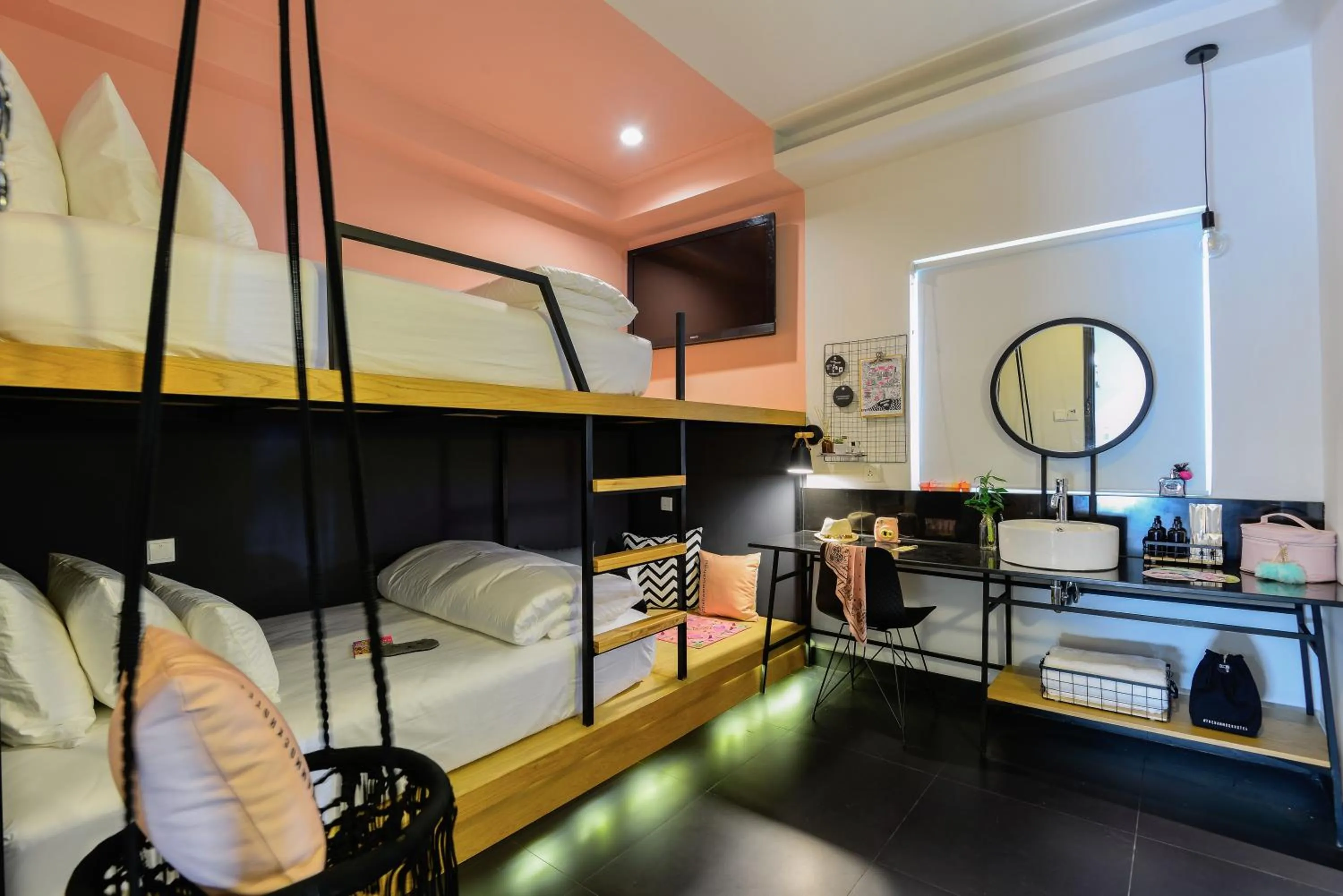 DELUXE TWIN NEST - FREE LAUNDRY, MINIBAR in The Hammock Hotel Fine Arts Museum