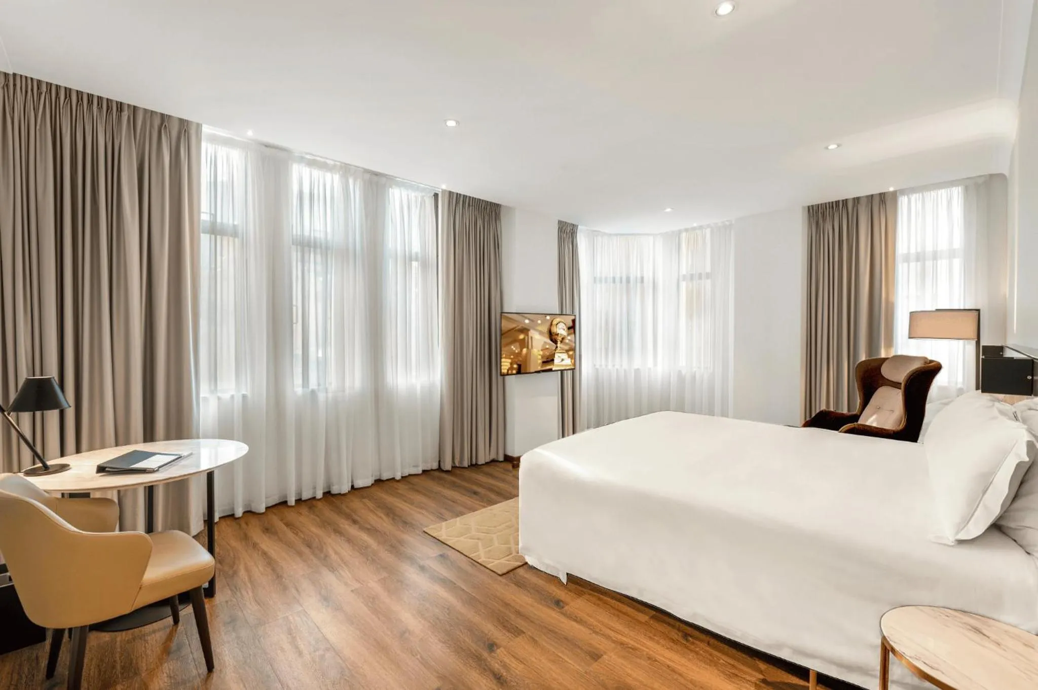 Signature Premium Corner King Room in The Grace Hotel