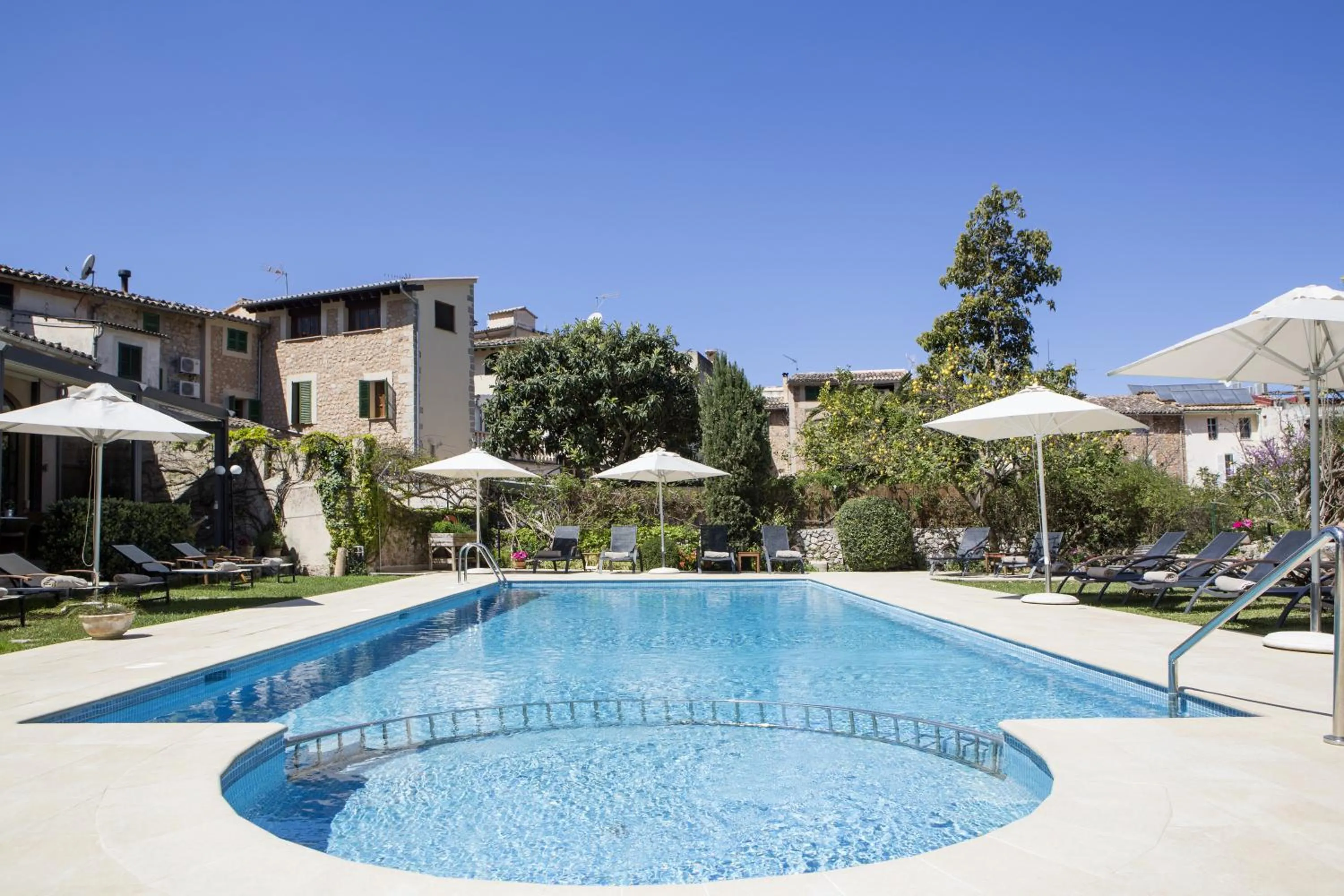 Suite with terrace - Ground Floor in Hotel Ca'l Bisbe