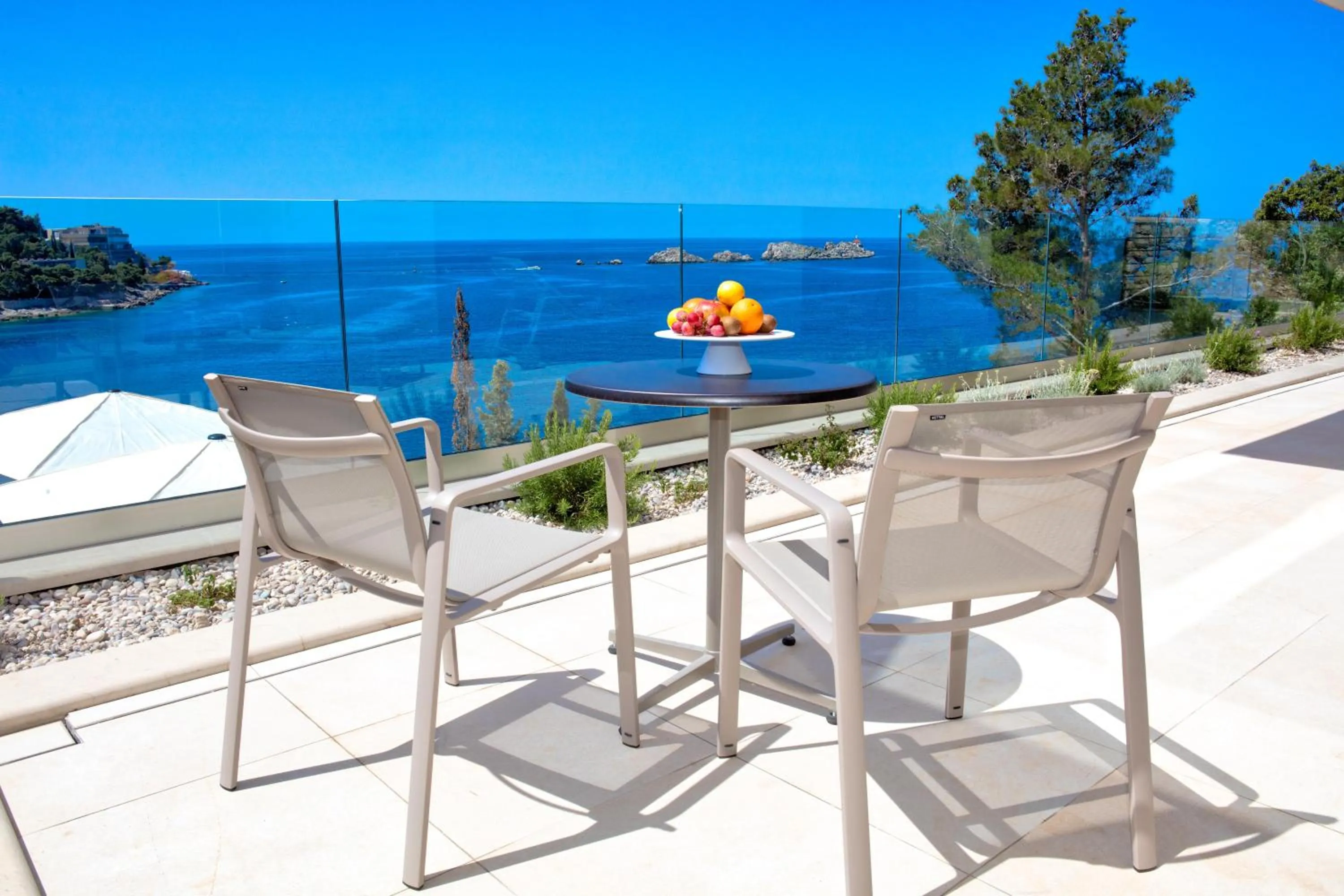 Two-Bedroom Apartment with Sea View in Villa Malo More