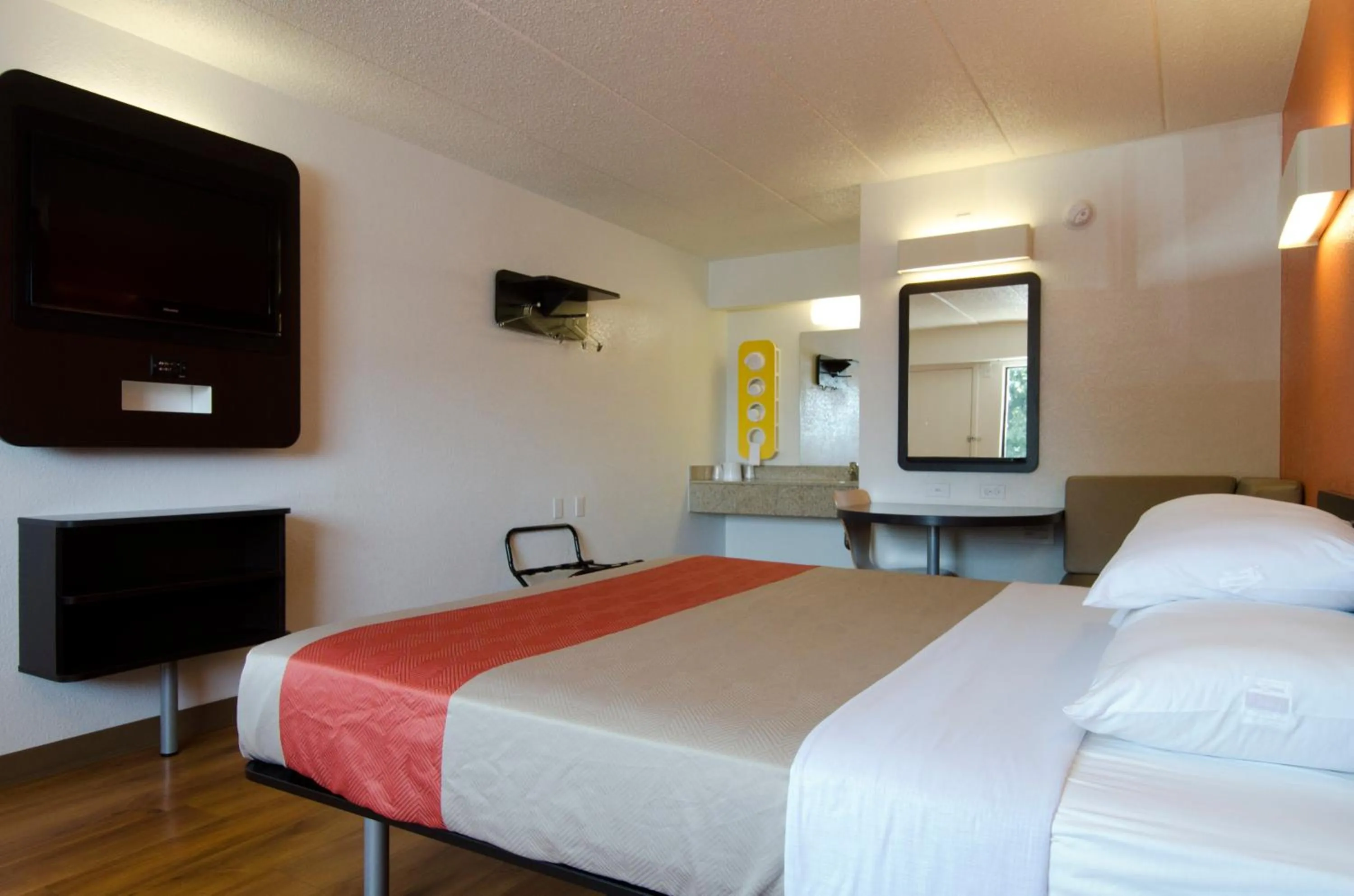King Room - Non-Smoking in Motel 6-Gaithersburg, DC - Washington