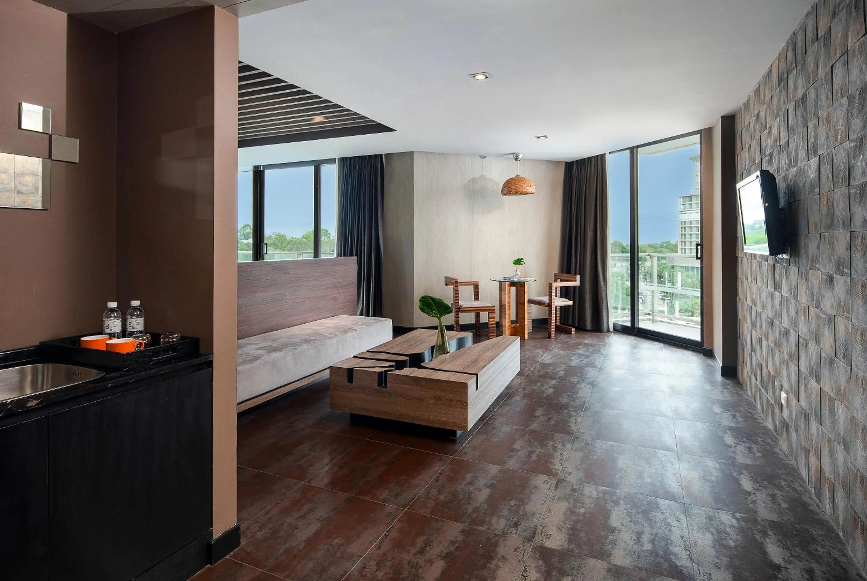 Corner Suite in TSix5 Quarter