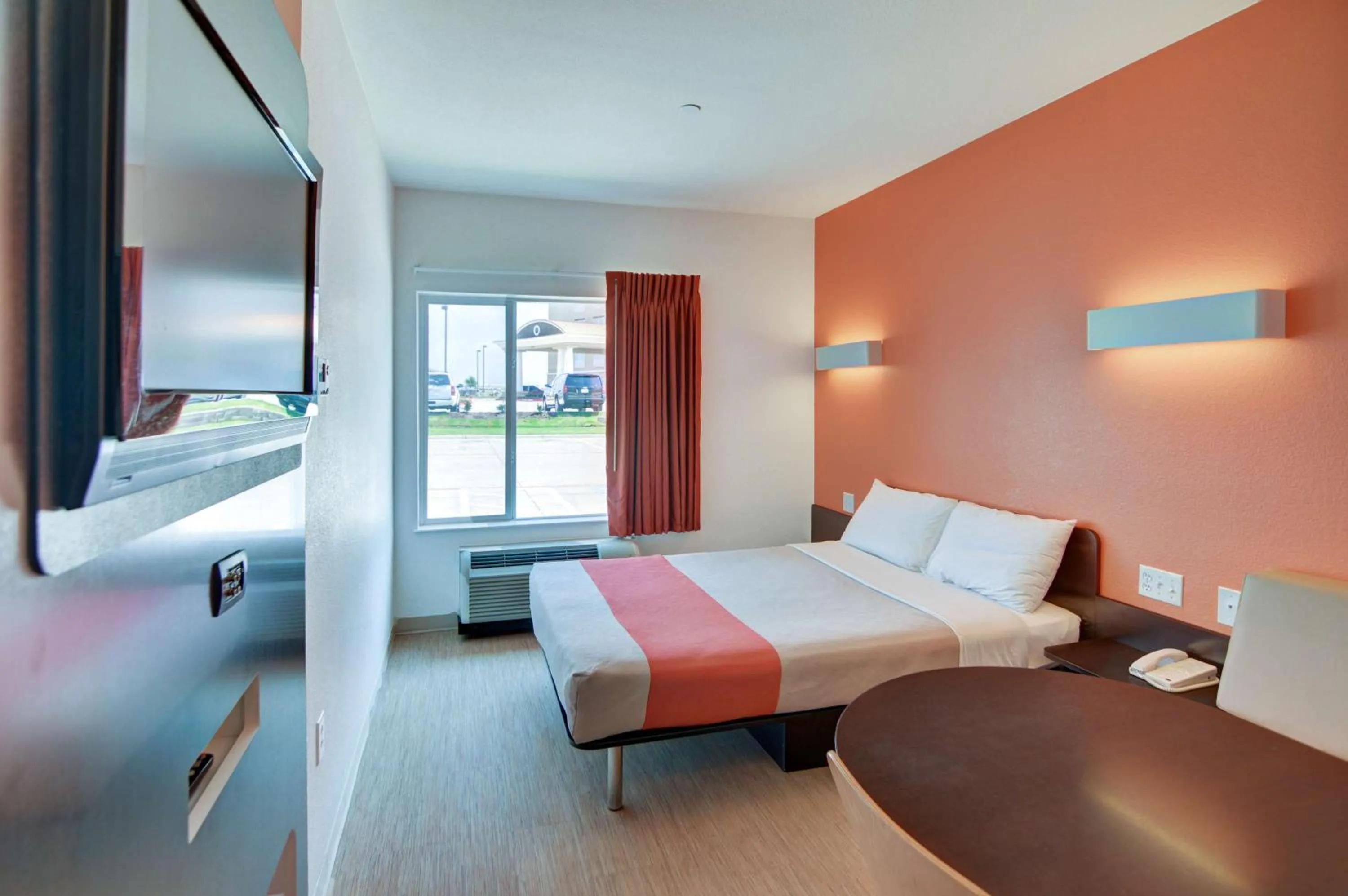 Queen Room in Motel 6-Roanoke, TX - Northlake - Speedway