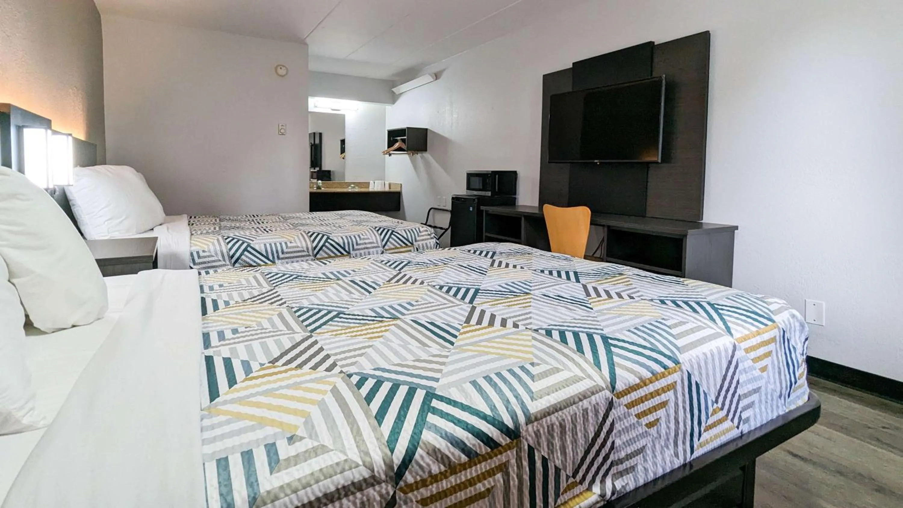 Quadruple Room - Disability Access - Non-Smoking in Motel 6-Nashua, NH - South