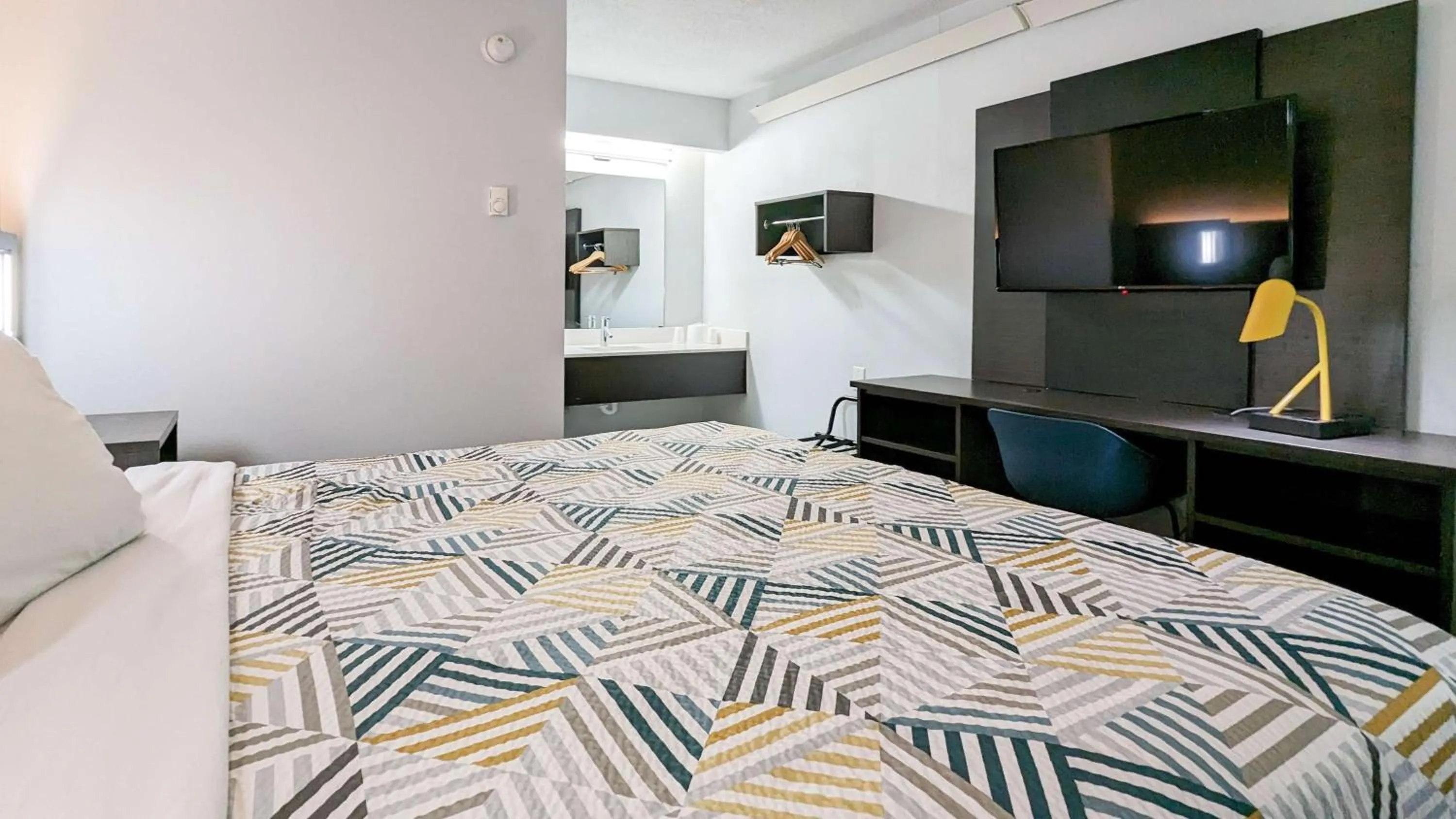 King Room in Motel 6-Nashua, NH - South