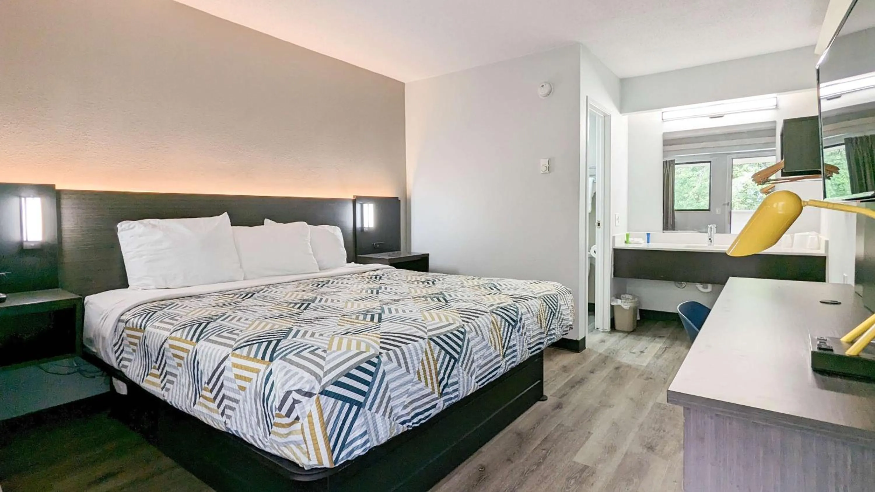 King Room with Roll-in Shower - Disability Access - Non-Smoking in Motel 6-Nashua, NH - South