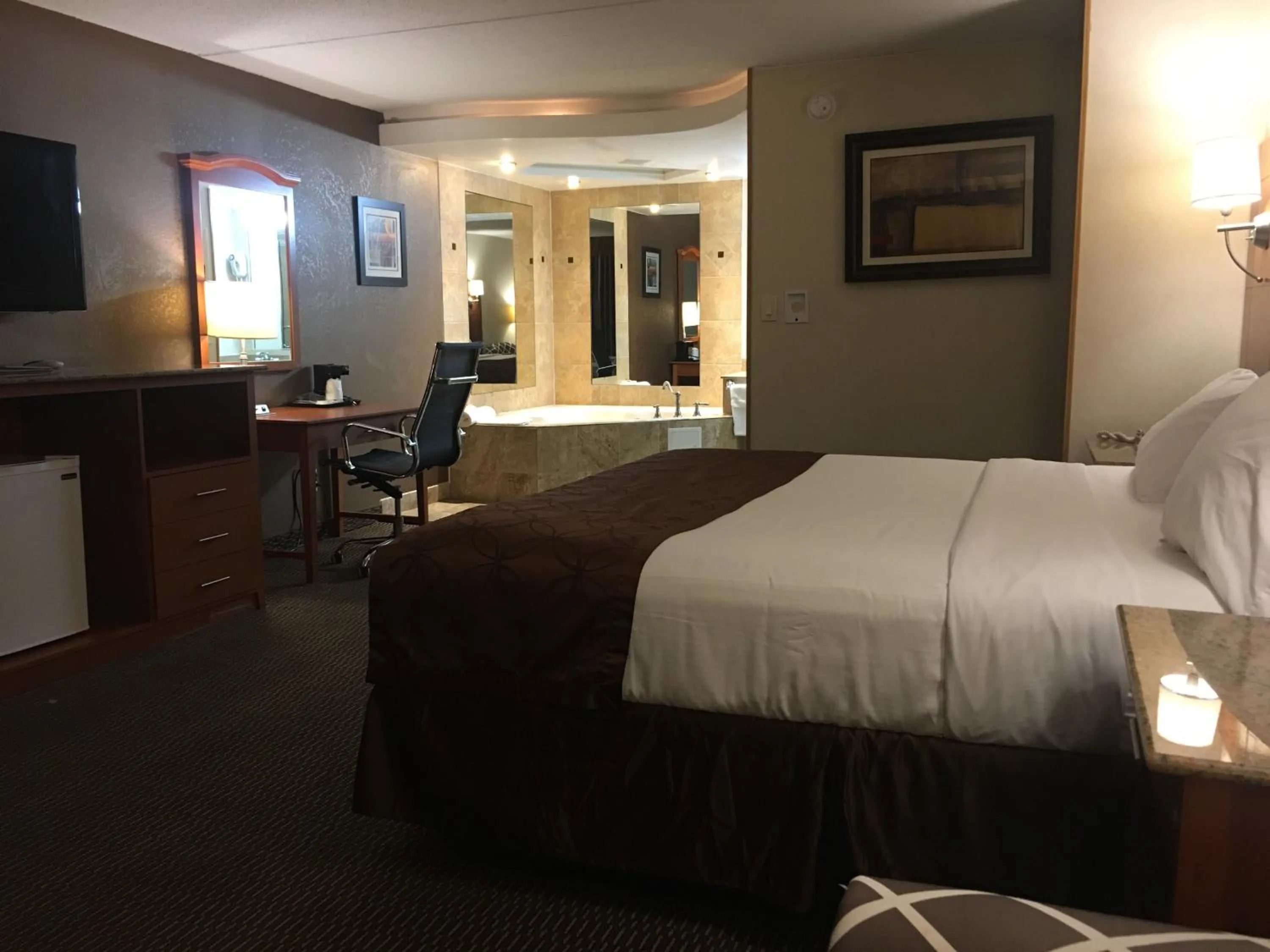 Deluxe King Studio Suite - Non-Smoking in Ramada by Wyndham Rockville Centre