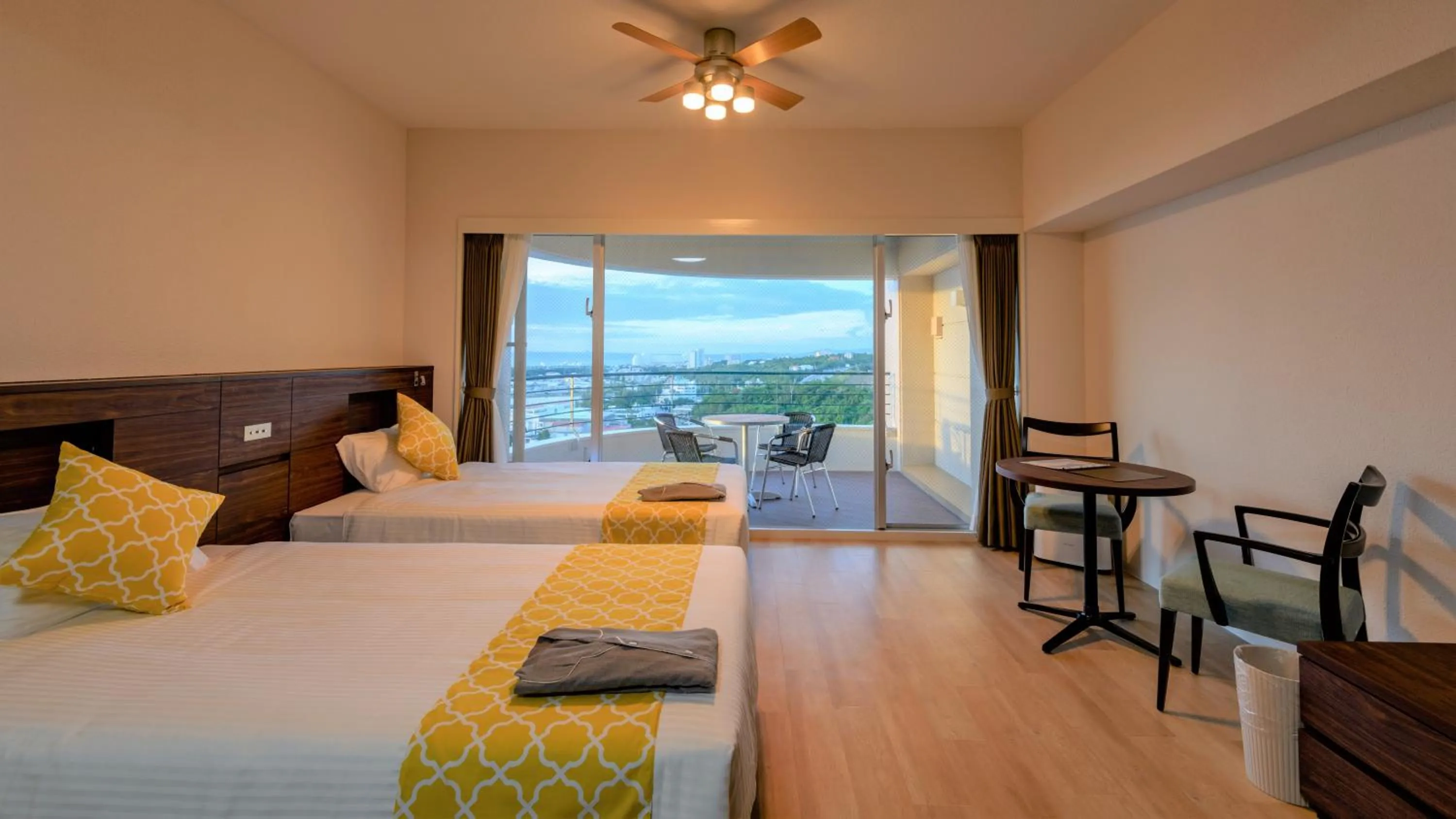 Standard Twin Room with Partial Ocean VIew in Hotel Sunset Hill