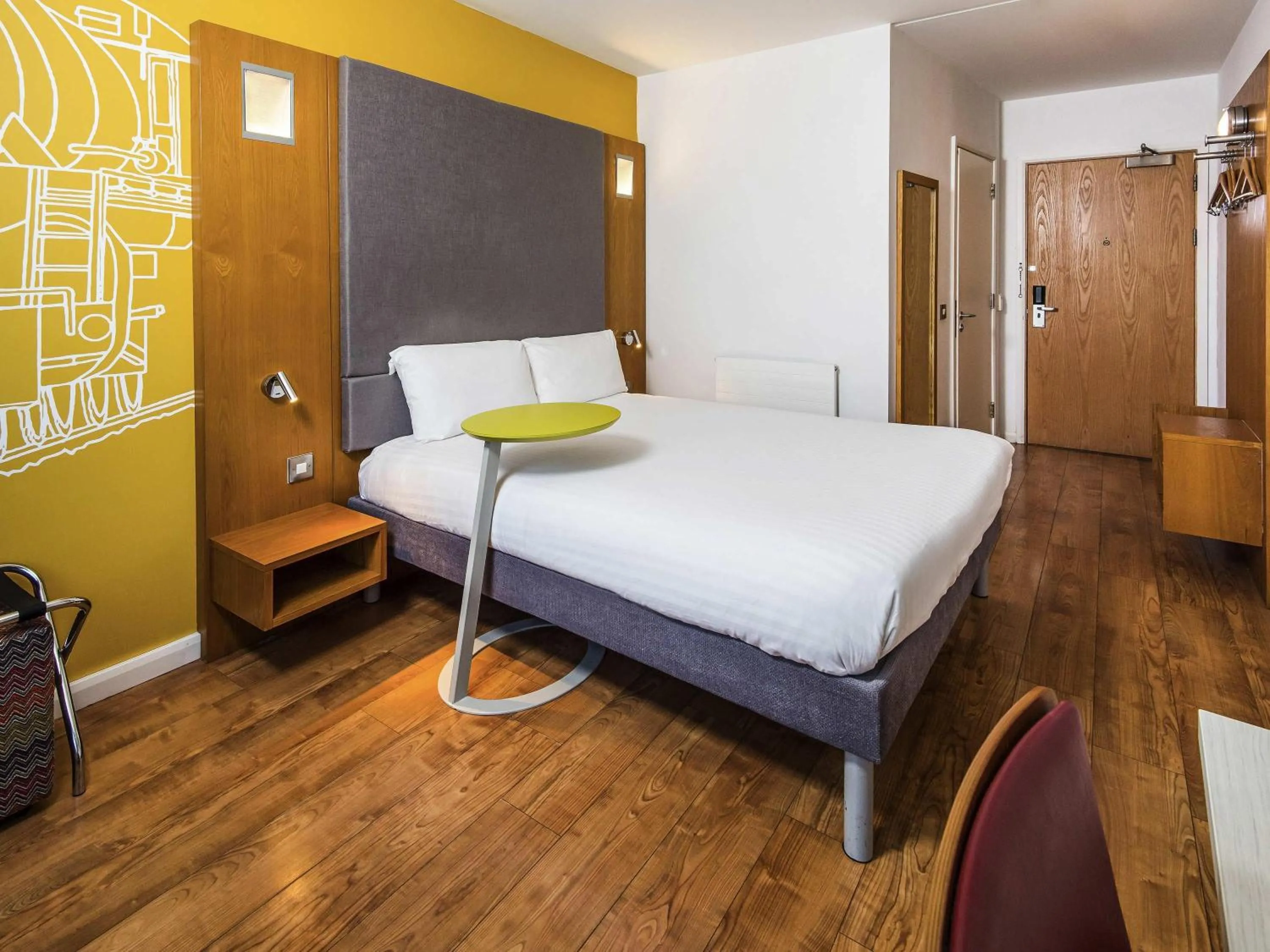 Queen Room in ibis Styles Crewe