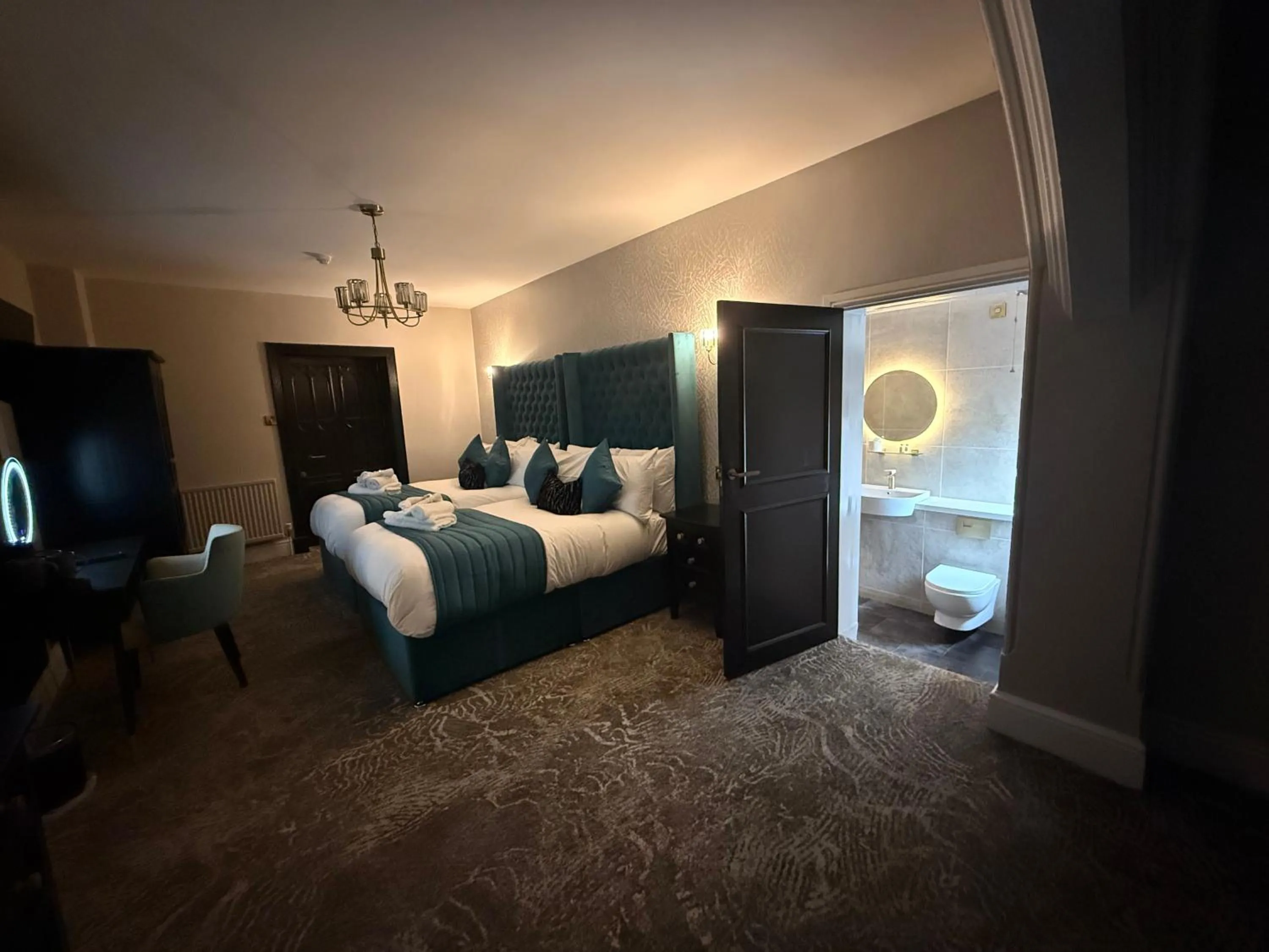 Family Room (2 Adults + 2 Child) in Lyons Woodlands Hall