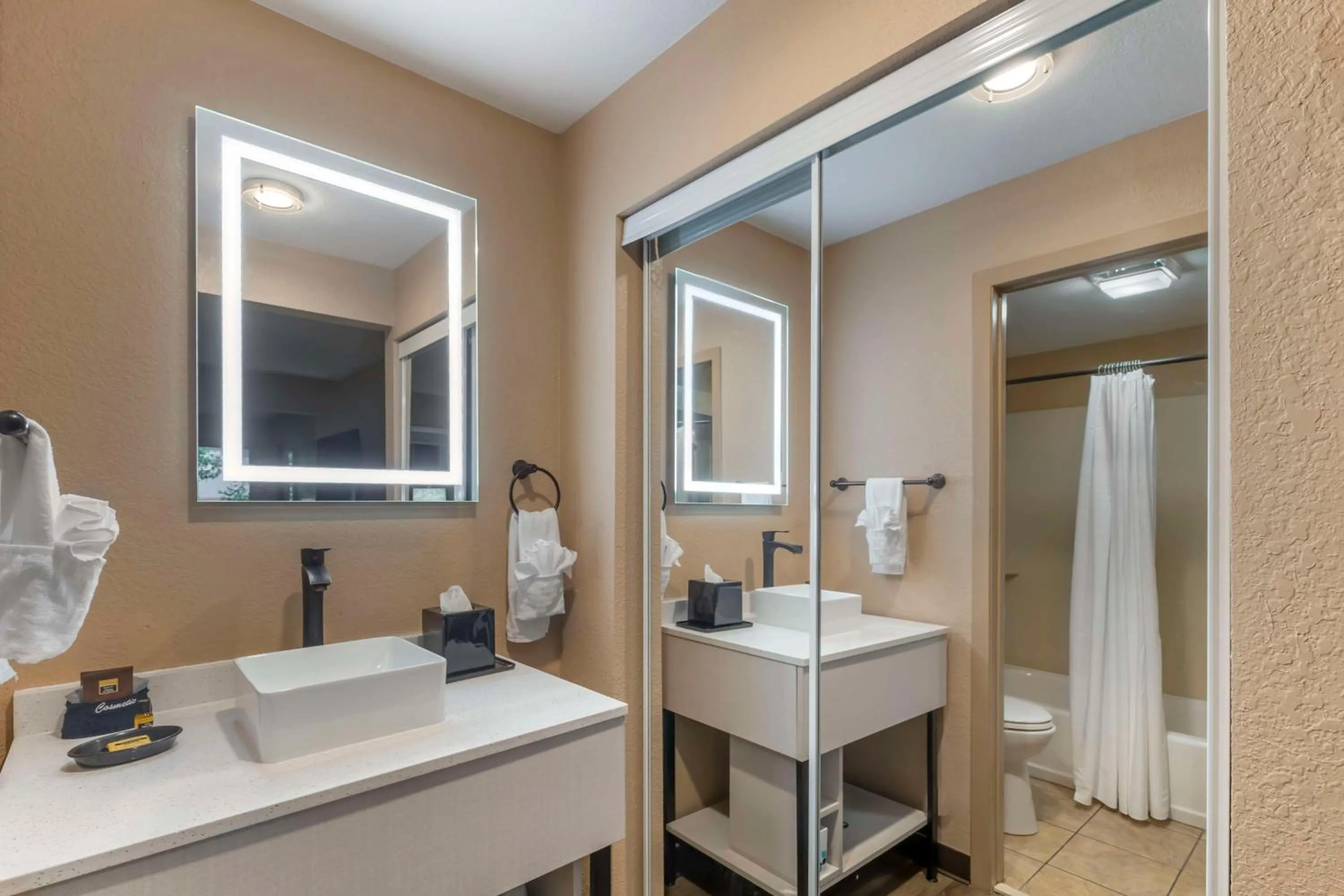 Queen Room with One Queen Bed - Non-Smoking in Best Western Plus Landing View Inn & Suites