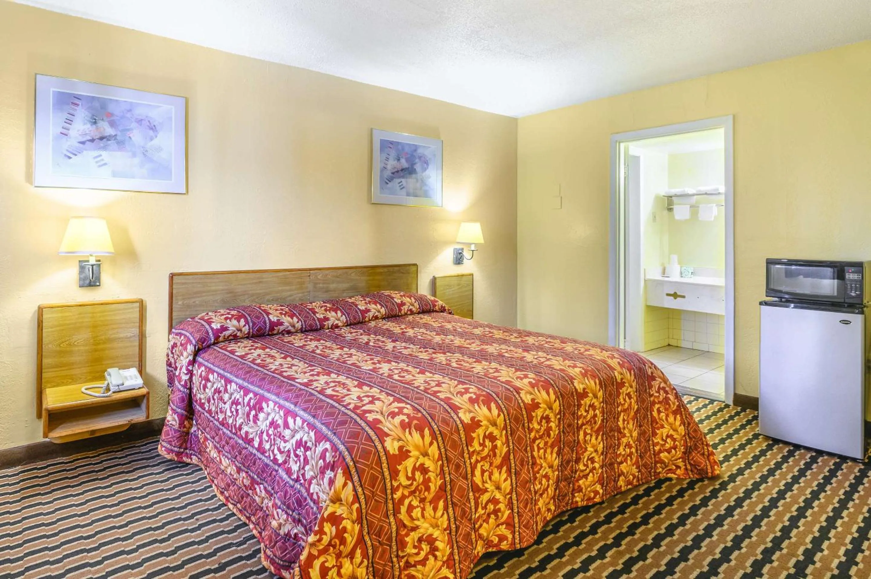 Superior King Room - Non-Smoking/Exterior Hall in Rodeway Inn