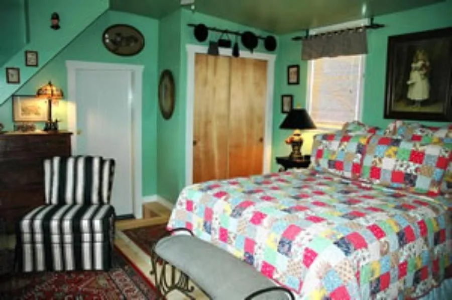 Queen Bed - Miami Room in Red Elephant Inn Bed and Breakfast