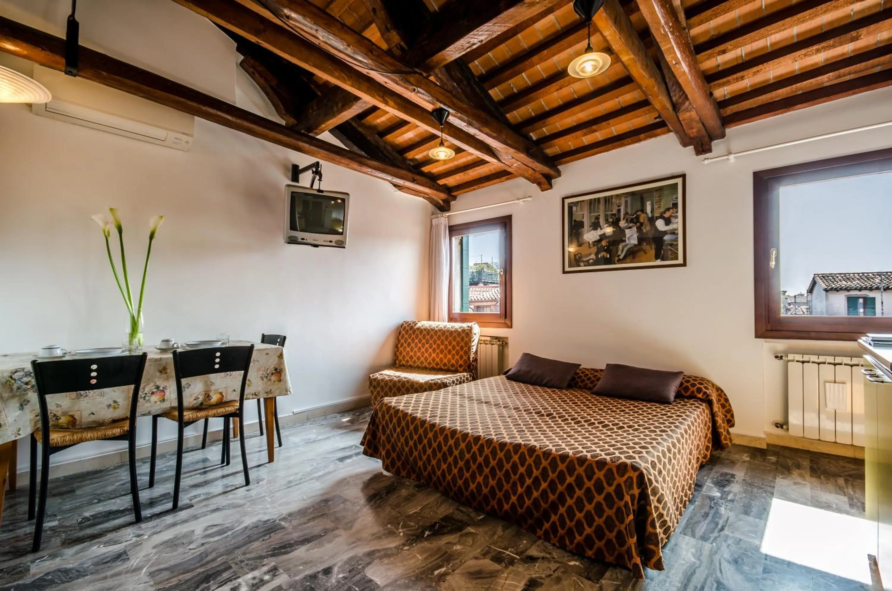 Two-Bedroom Apartment (4 Adults) in Venice Apartments