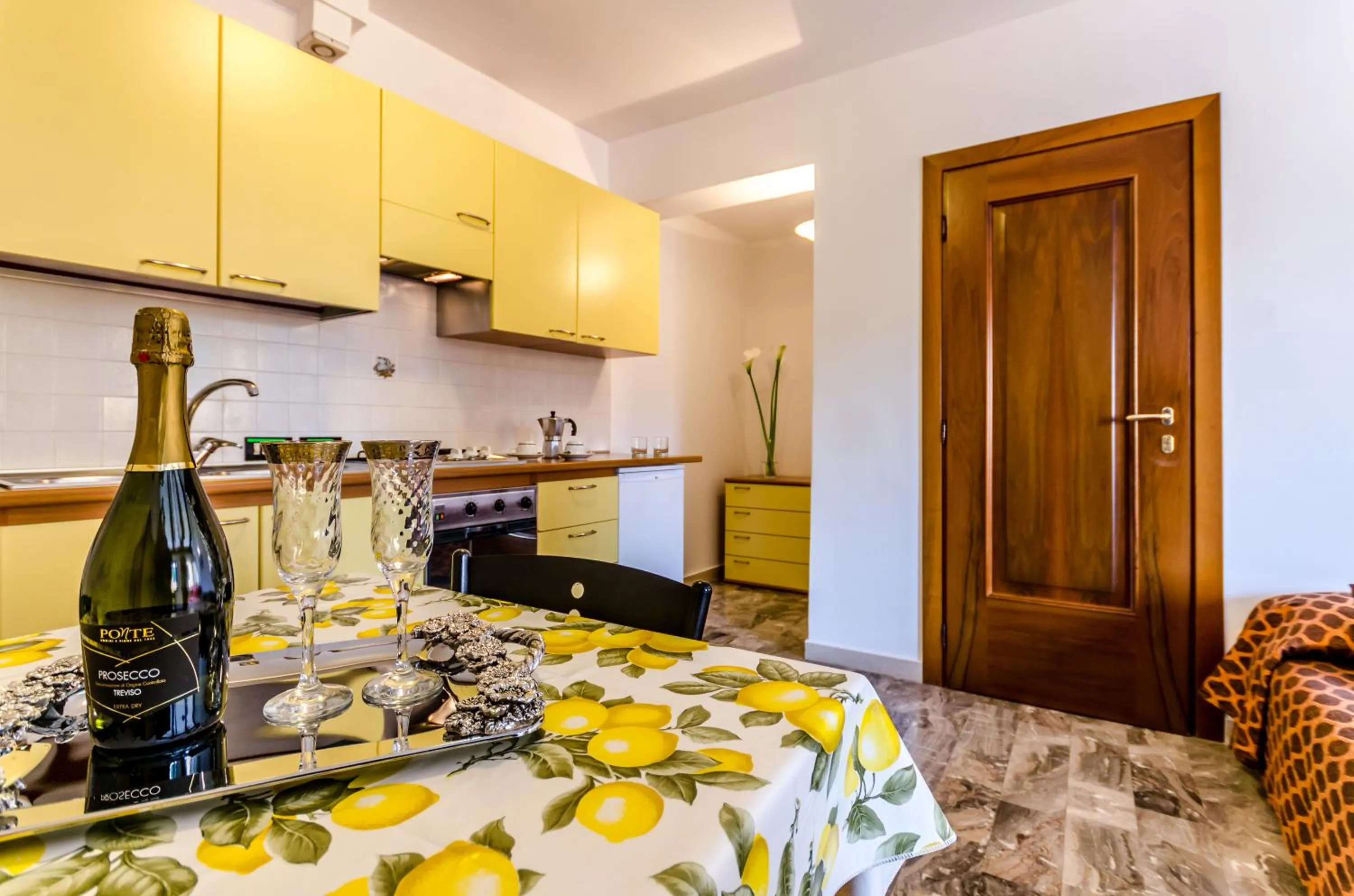 Studio with Shared Bathroom (2 Adults) in Venice Apartments