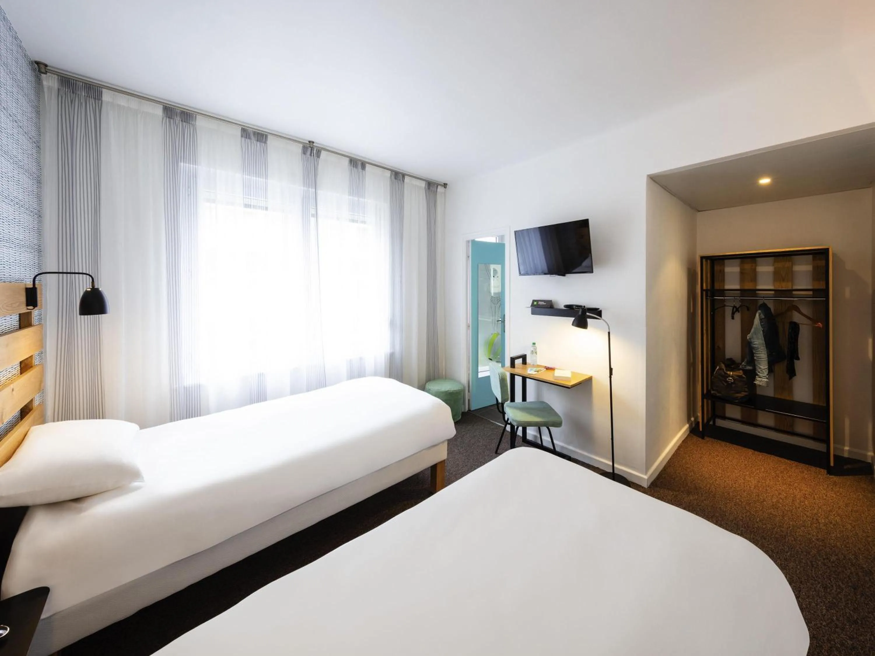 Standard Twin Room in ibis Styles Calais Centre