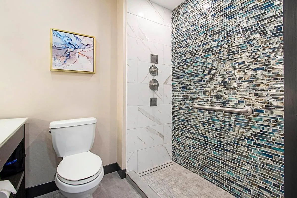 Business King Room - Non-Smoking in Wingate by Wyndham Macon I-75