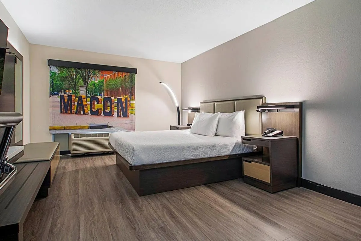 King Room - Disability Access/Non-Smoking in Wingate by Wyndham Macon I-75